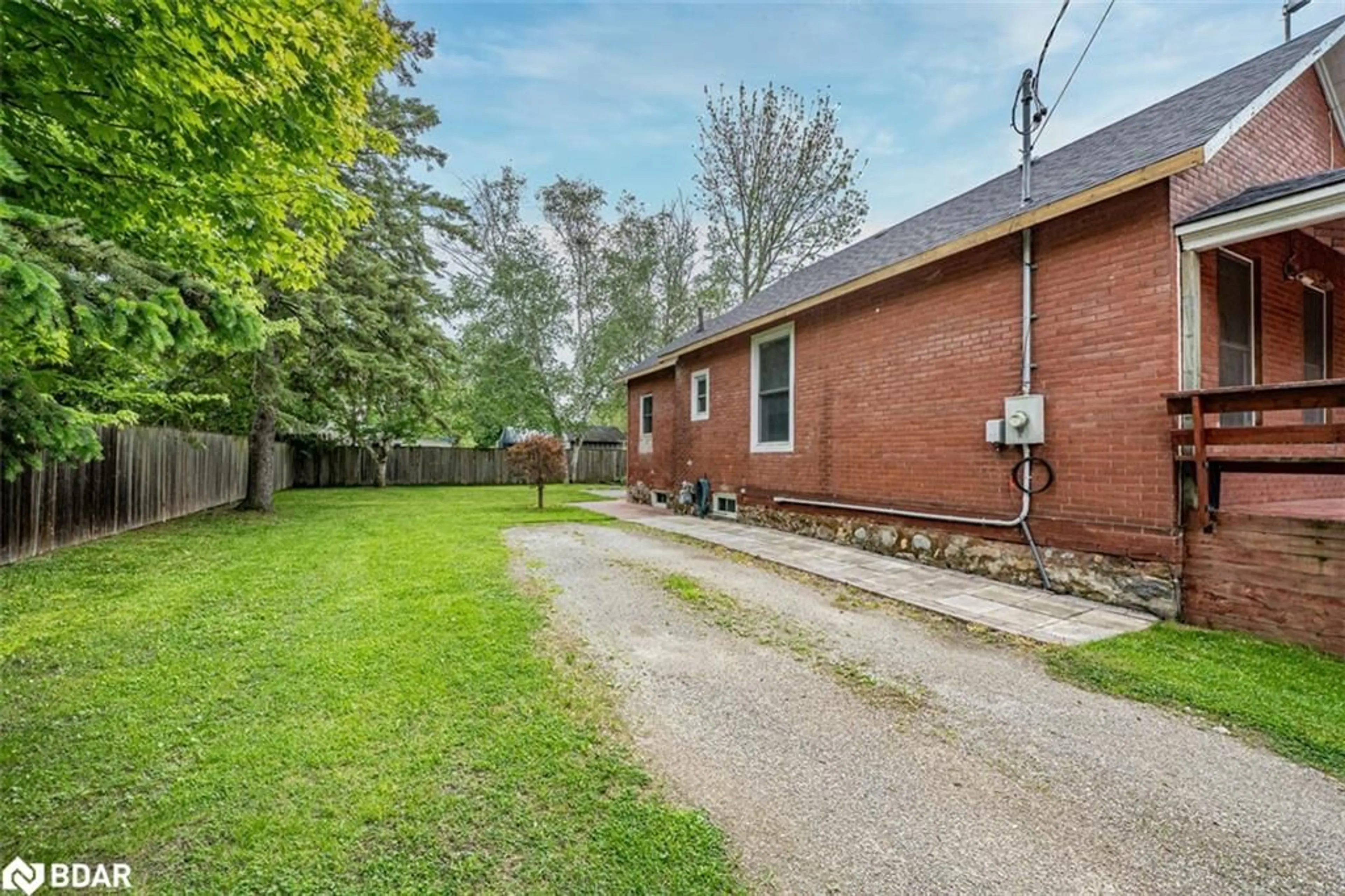 Home with brick exterior material for 87 Wellington St, Alliston Ontario L9R 1G7