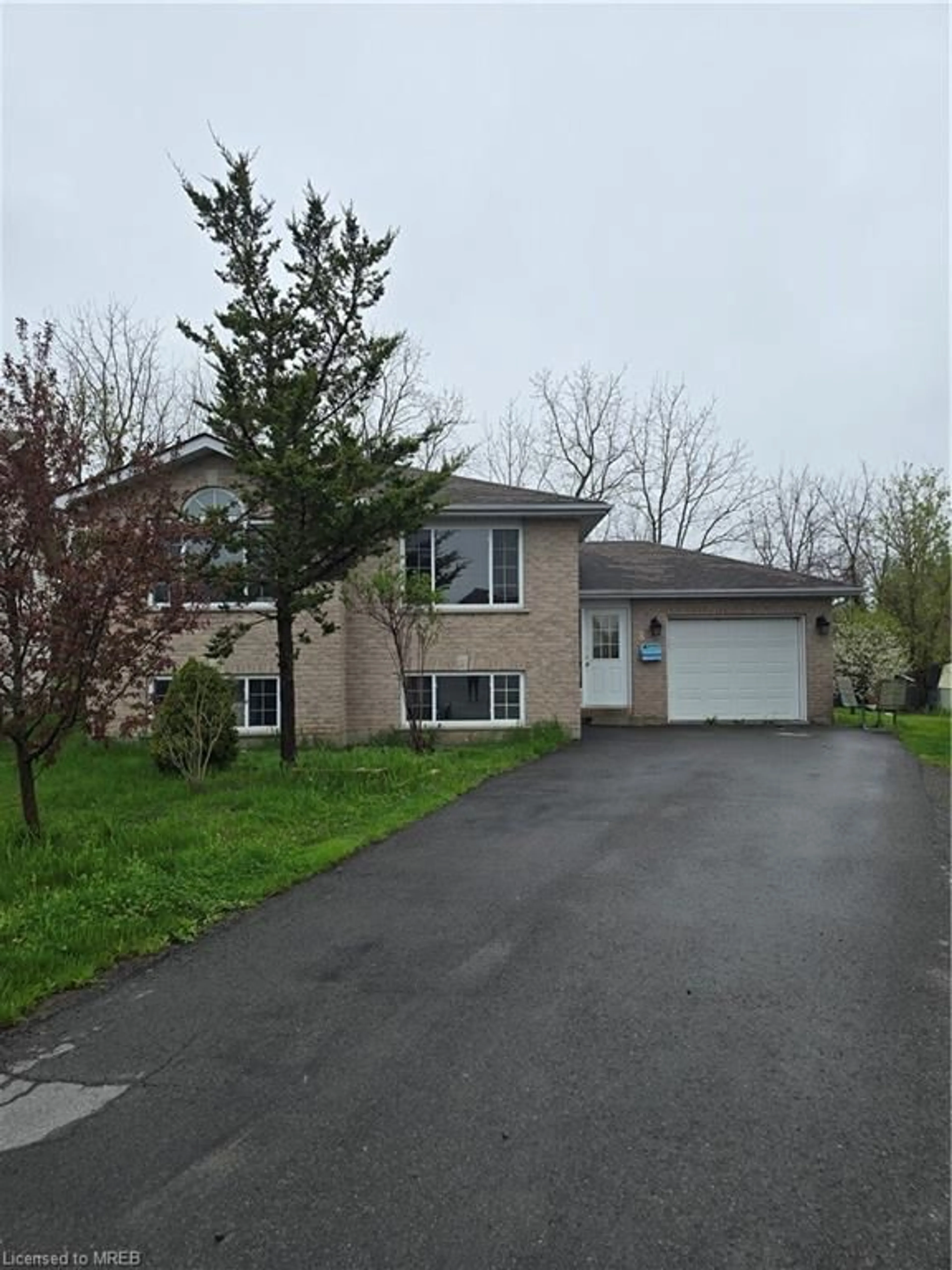 A pic from exterior of the house or condo for 8 Lake Crt, Belleville Ontario K8P 5M8