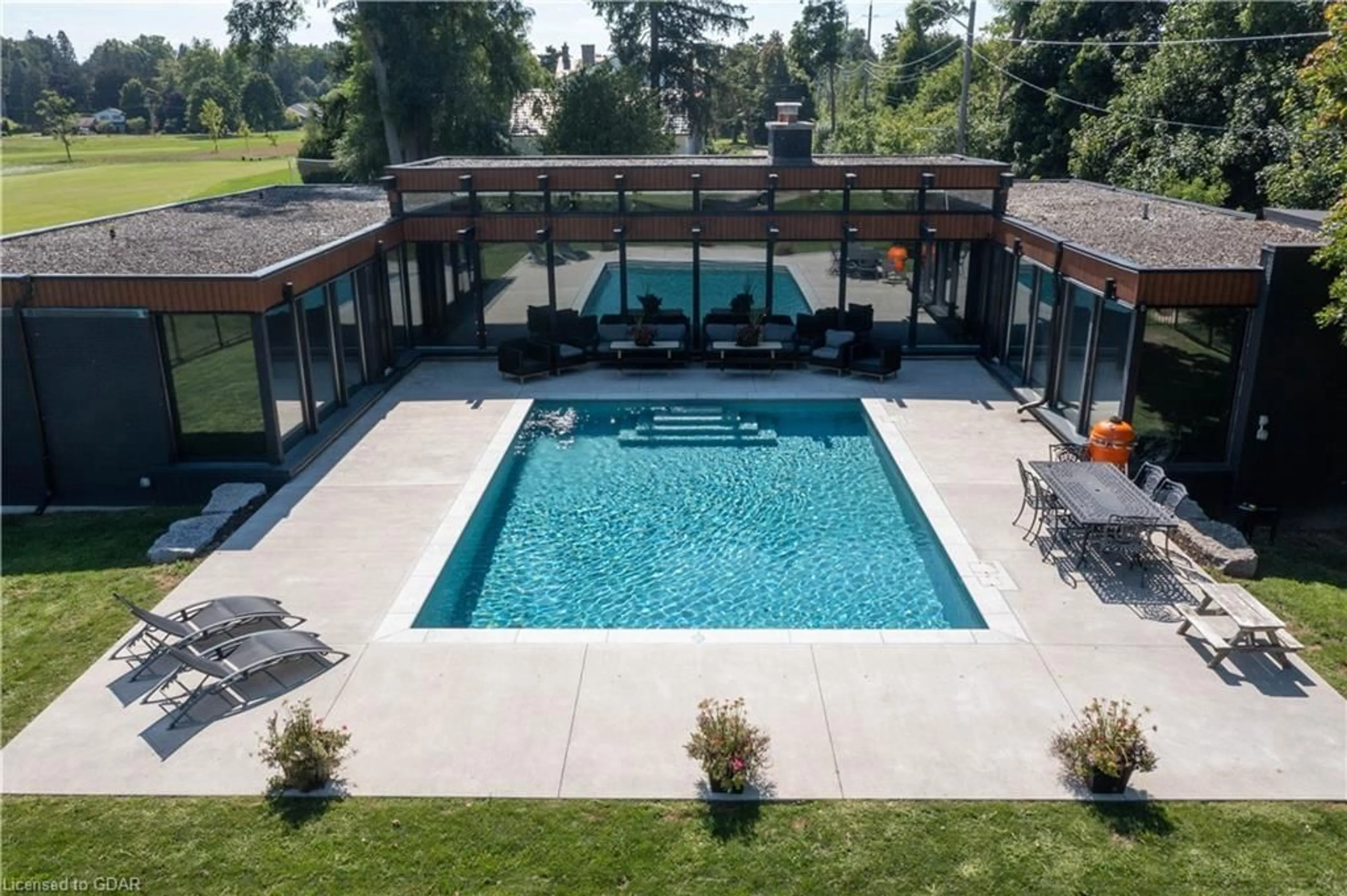 Indoor or outdoor pool for 33 Dormie Lane, Guelph Ontario N1G 1G7