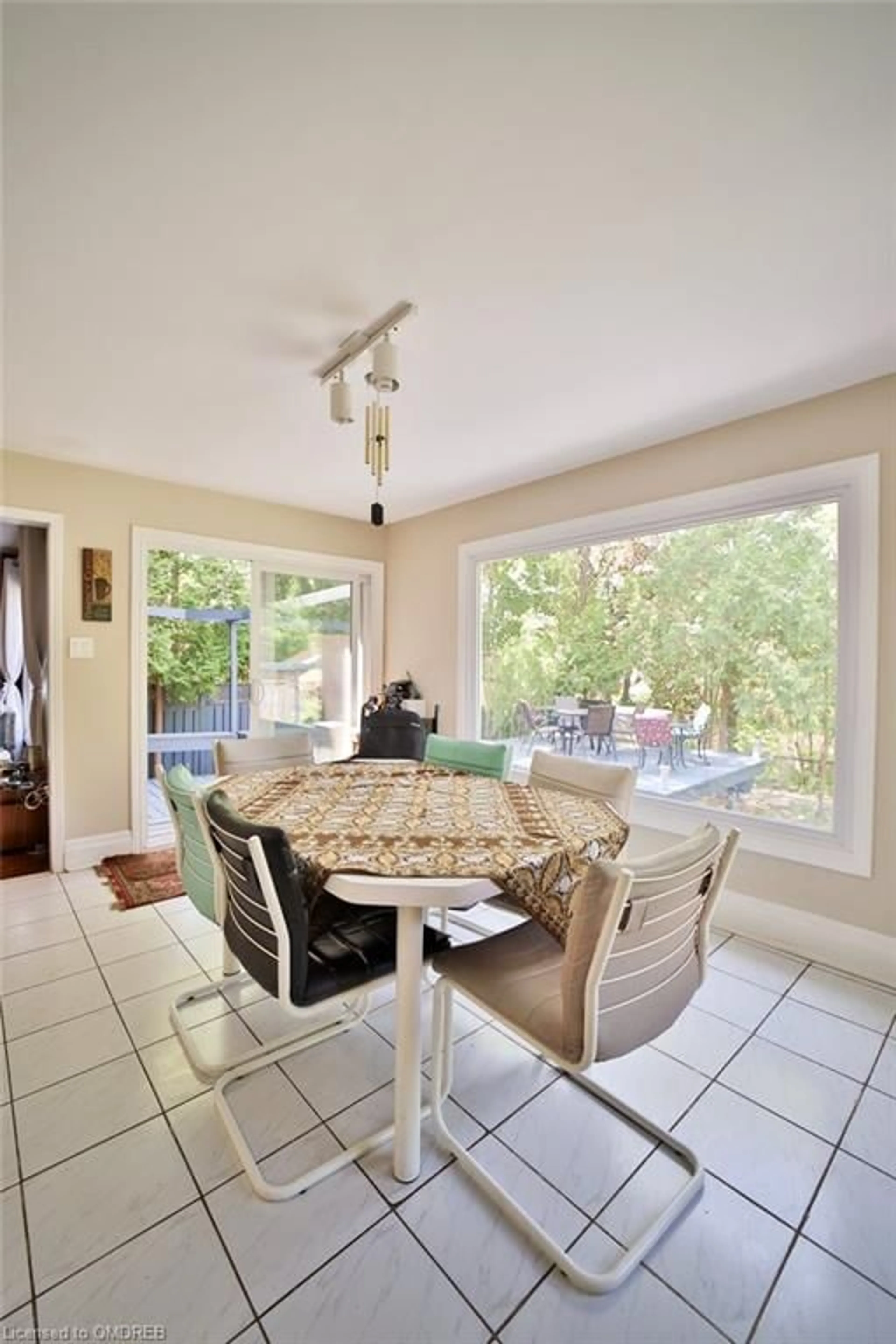 Dining room for 1106 Fieldstone Cir, Oakville Ontario L6M 2K3