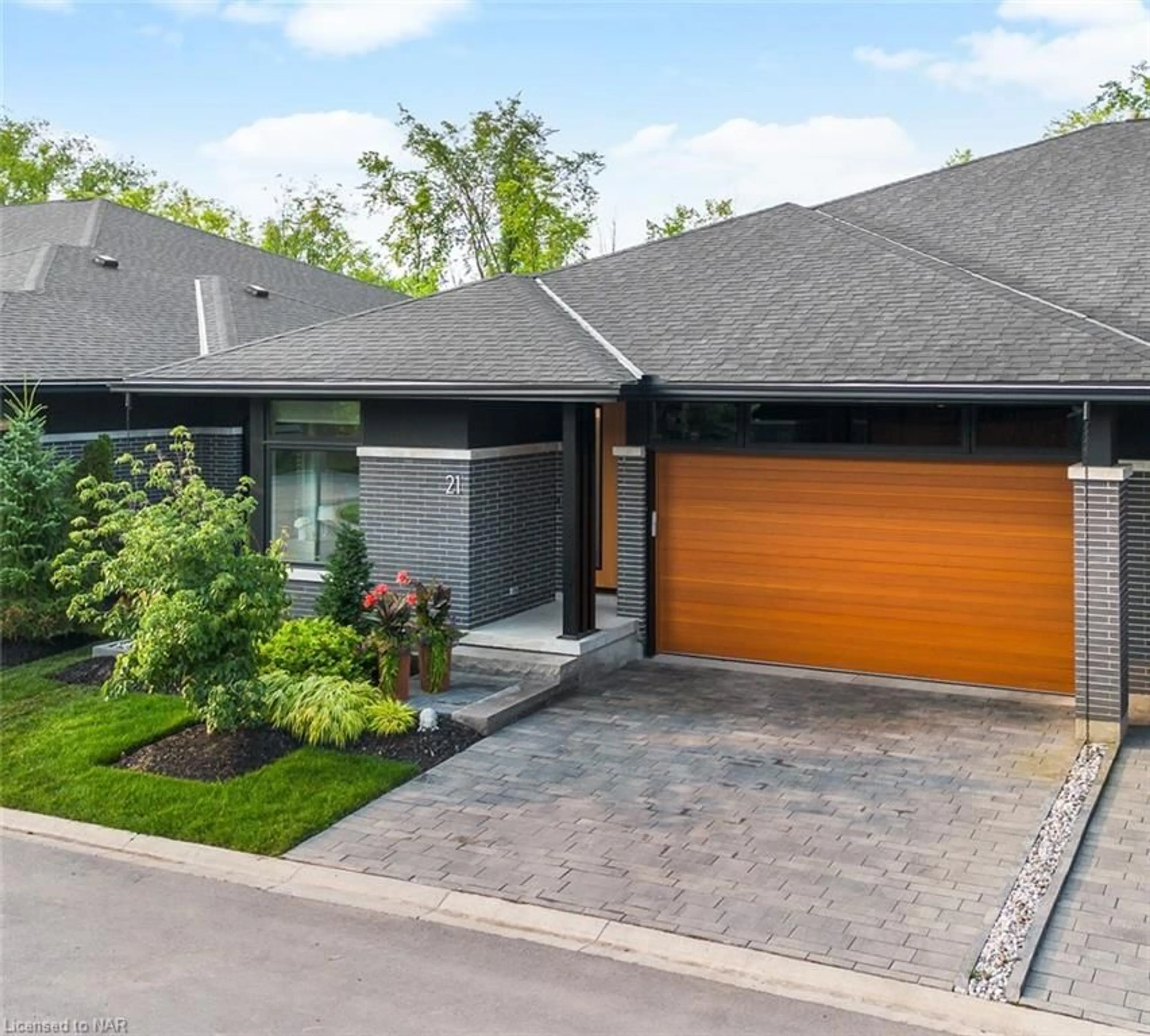 Home with brick exterior material for 21 Taliesin Trail, Welland Ontario L3C 0H5