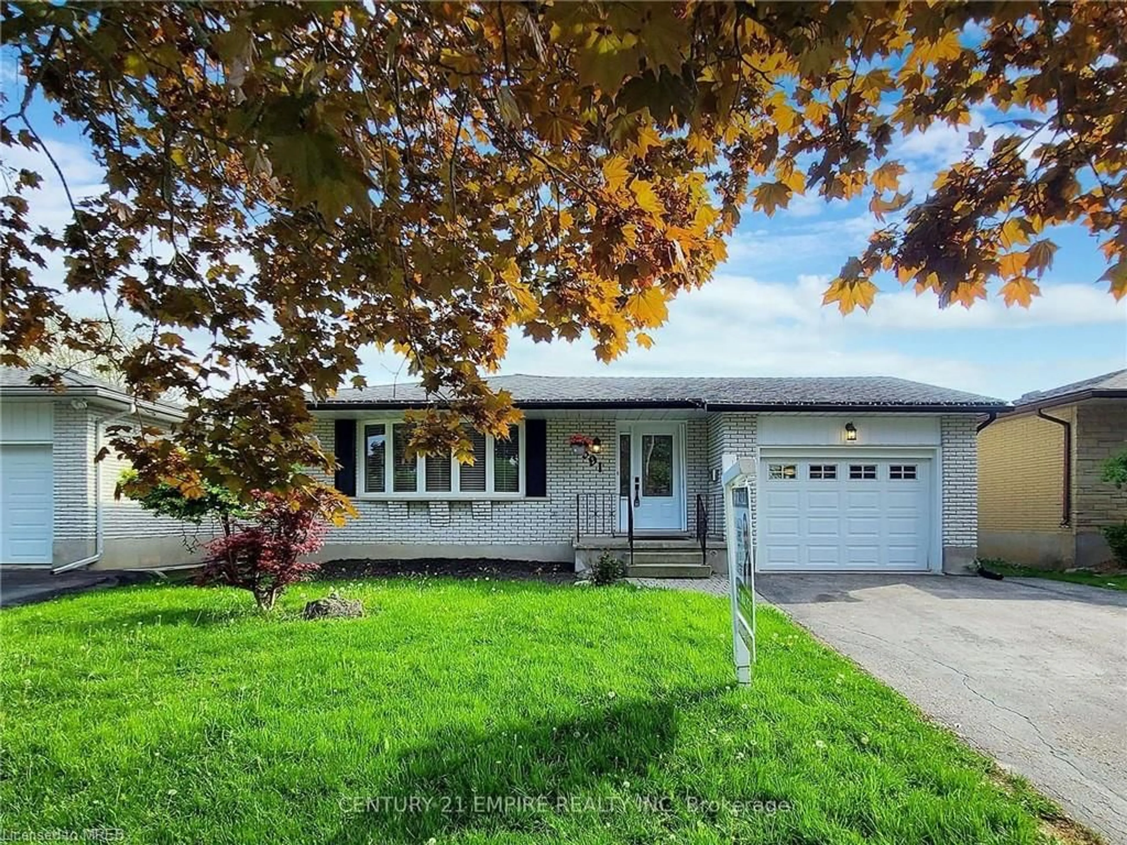 Frontside or backside of a home for 591 Dogwood Lane, Waterloo Ontario N2L 4Y1