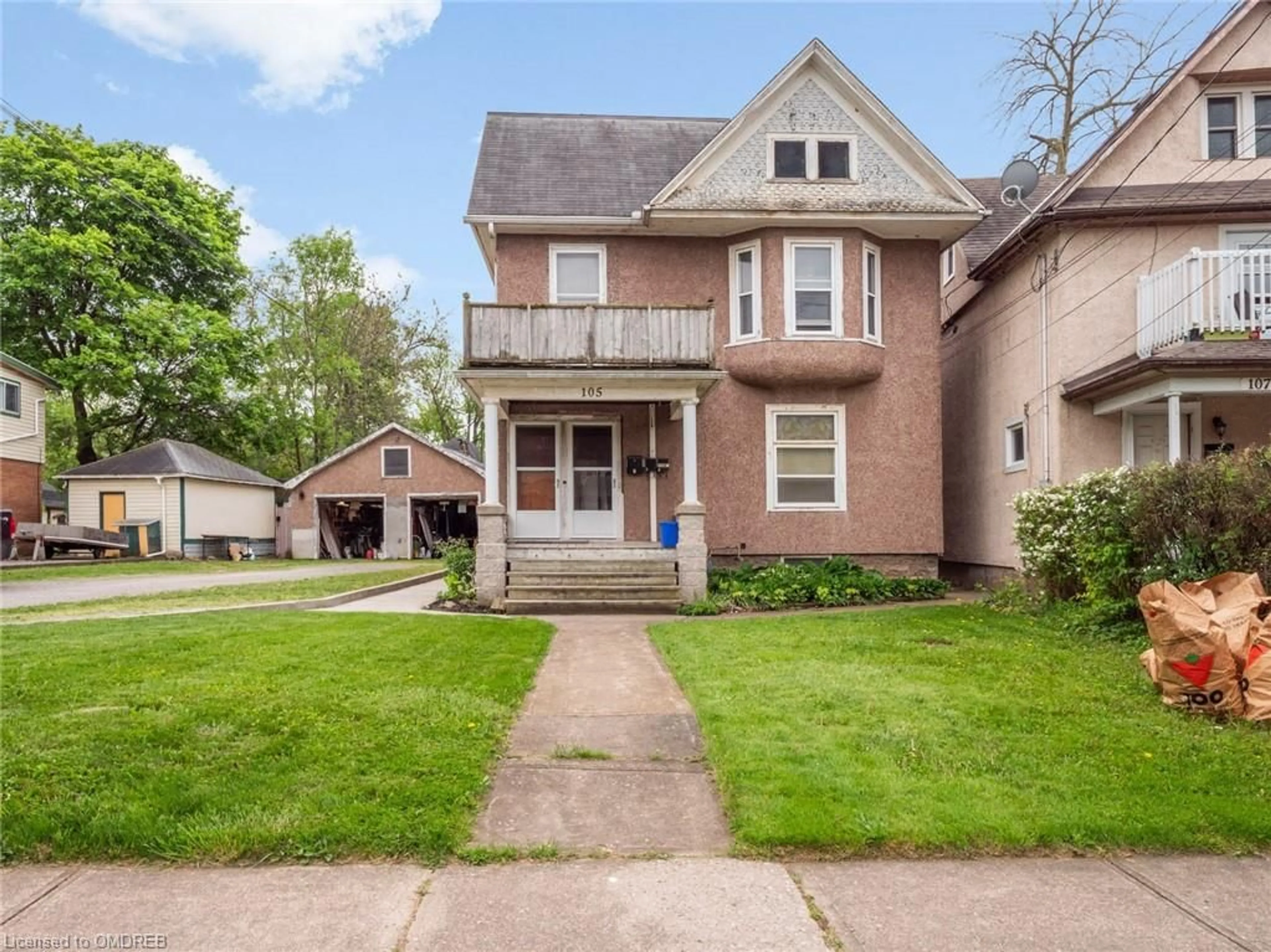 Frontside or backside of a home for 105 Maple Ave, Welland Ontario L3C 5G2