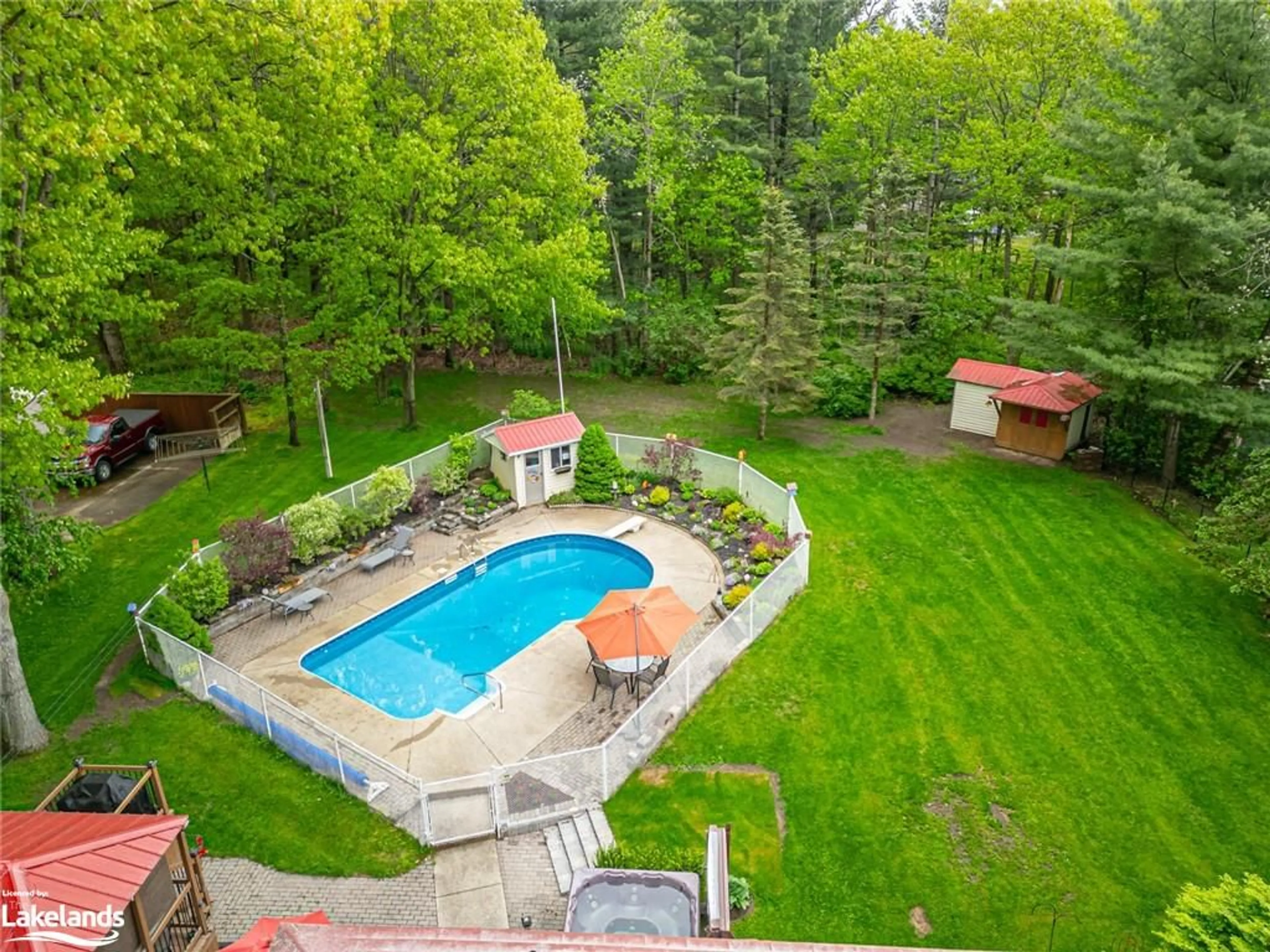 Indoor or outdoor pool for 239 Oxbow Park Dr, Wasaga Beach Ontario L9Z 2V7