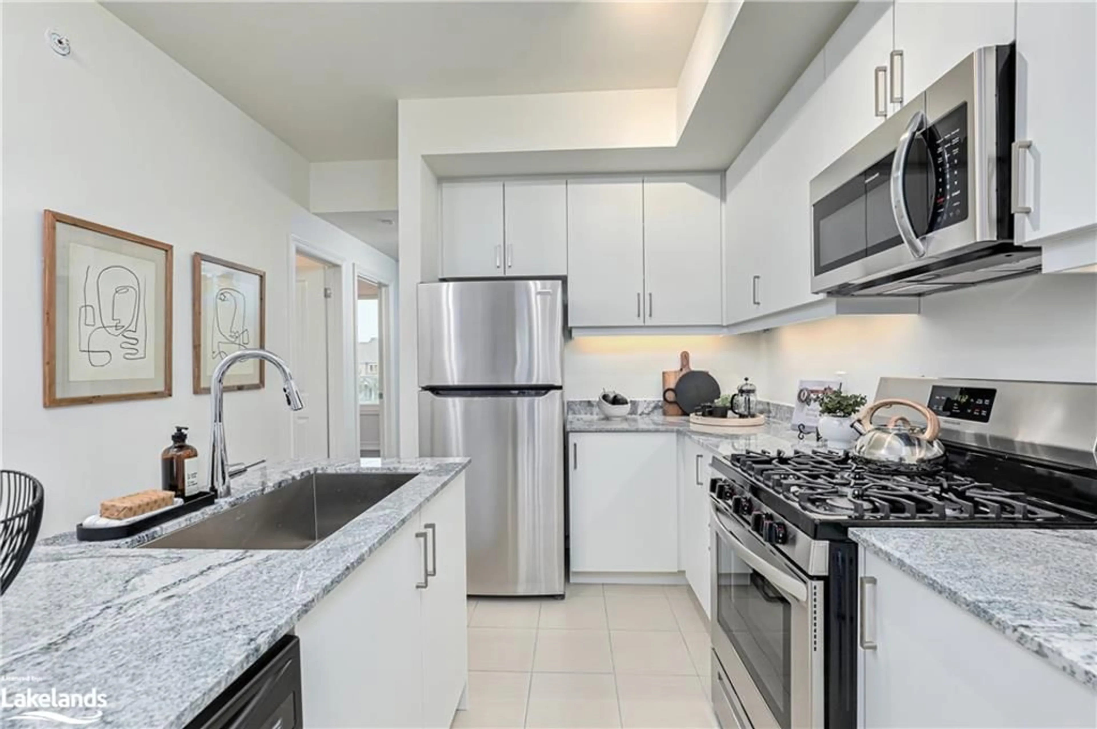 Standard kitchen for 17 Spooner Cres #207, Collingwood Ontario L9Y 1T3