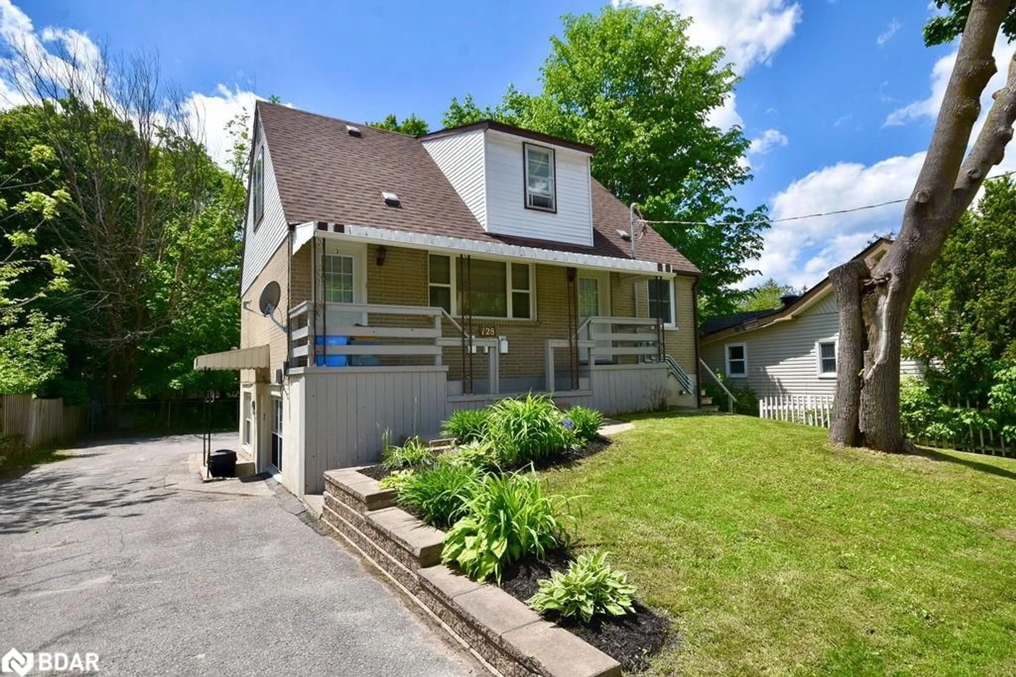 Frontside or backside of a home for 128 Berczy St, Barrie Ontario L4M 3R4