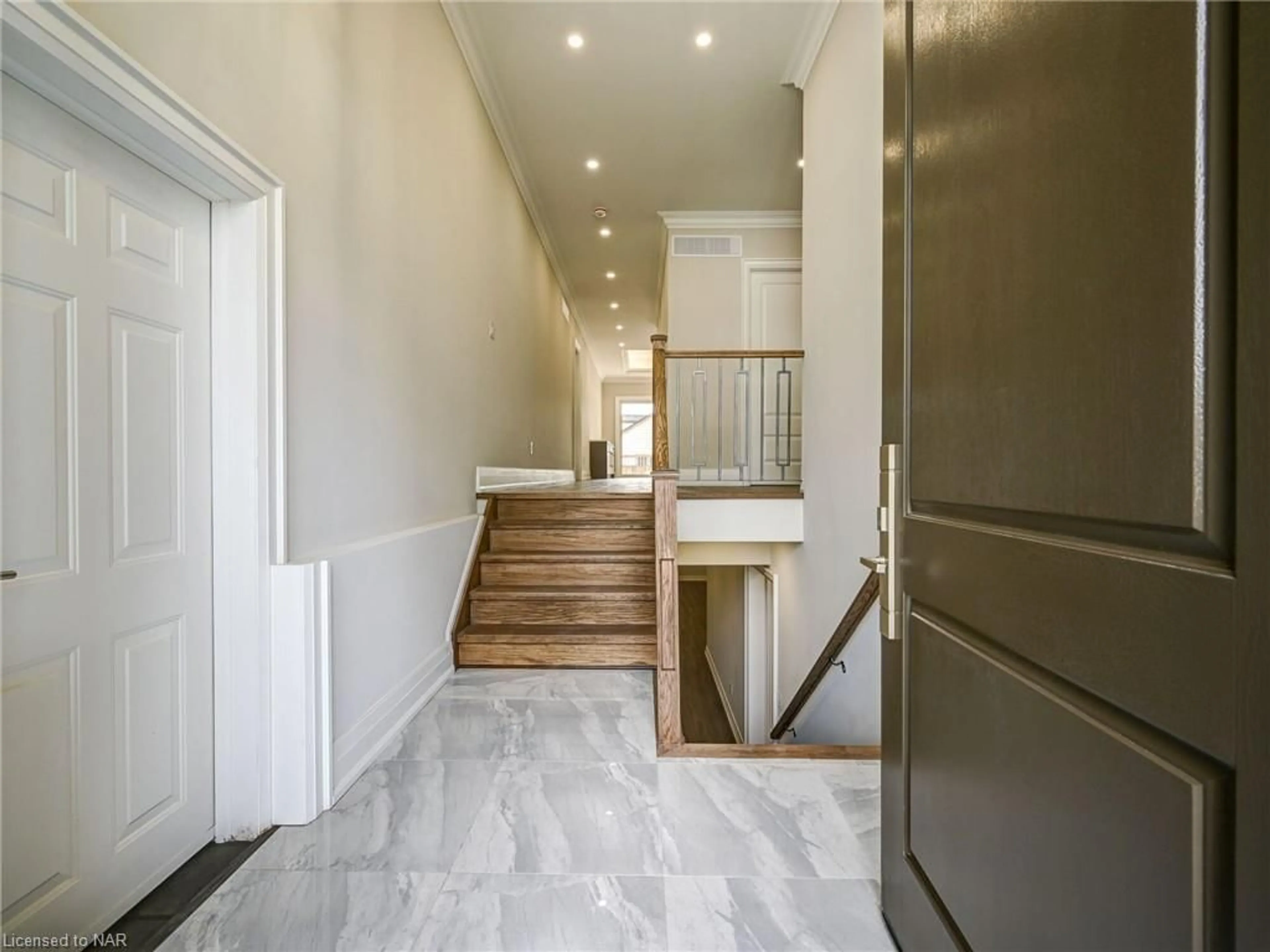 Indoor foyer for 87 The Promenade, Niagara-on-the-Lake Ontario L0S 1J0