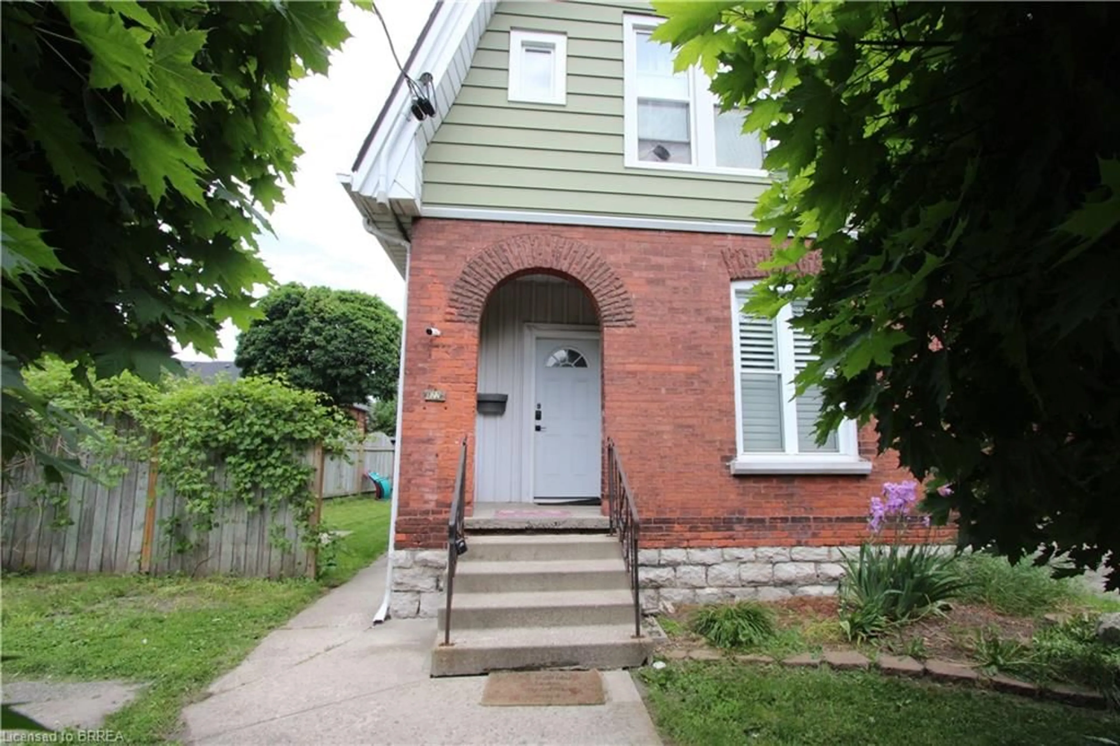Outside view for 122 Chatham St, Brantford Ontario N3S 4G4