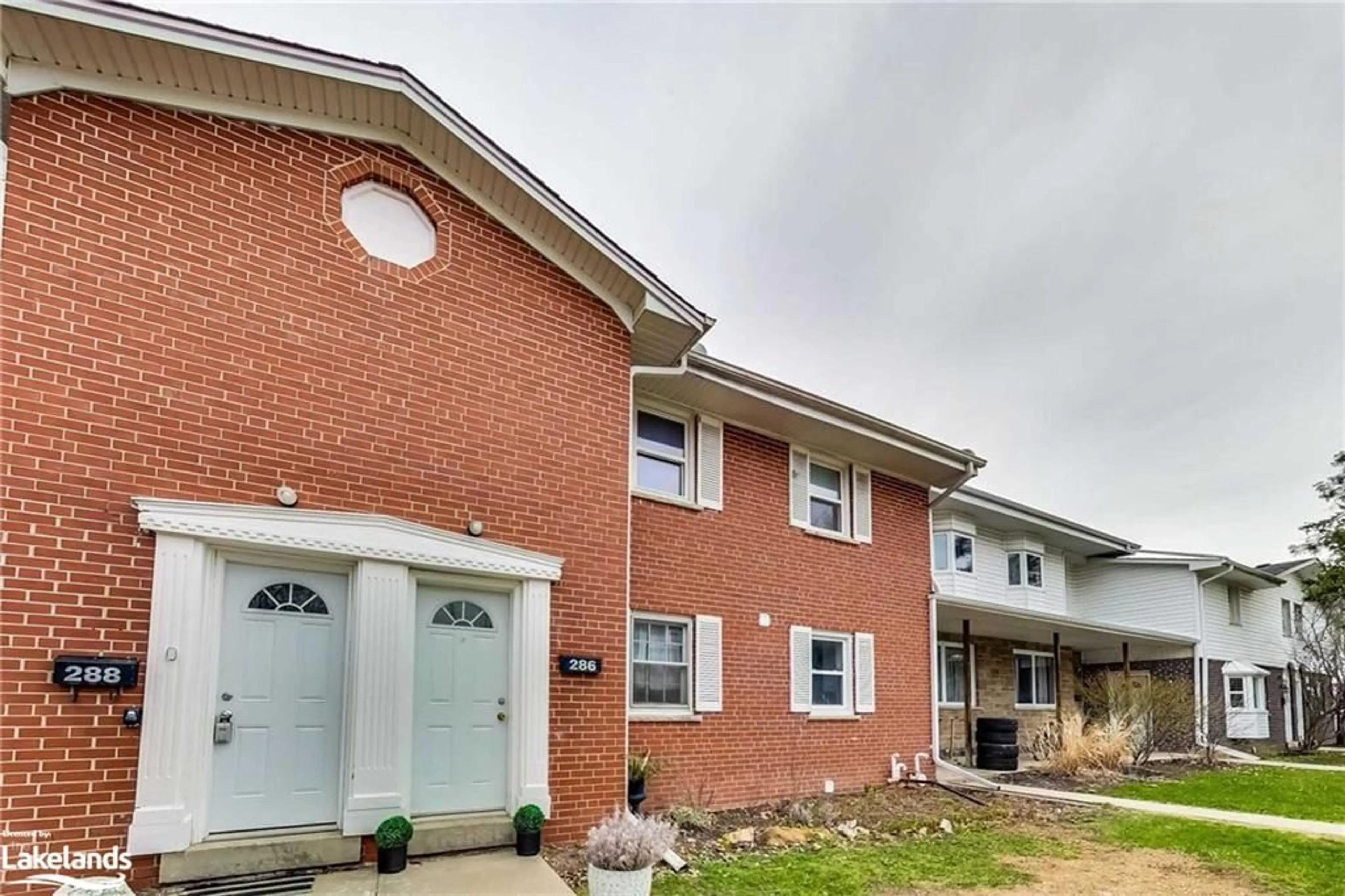 A pic from exterior of the house or condo for 286 Westcourt Pl #24, Waterloo Ontario N2L 2R7