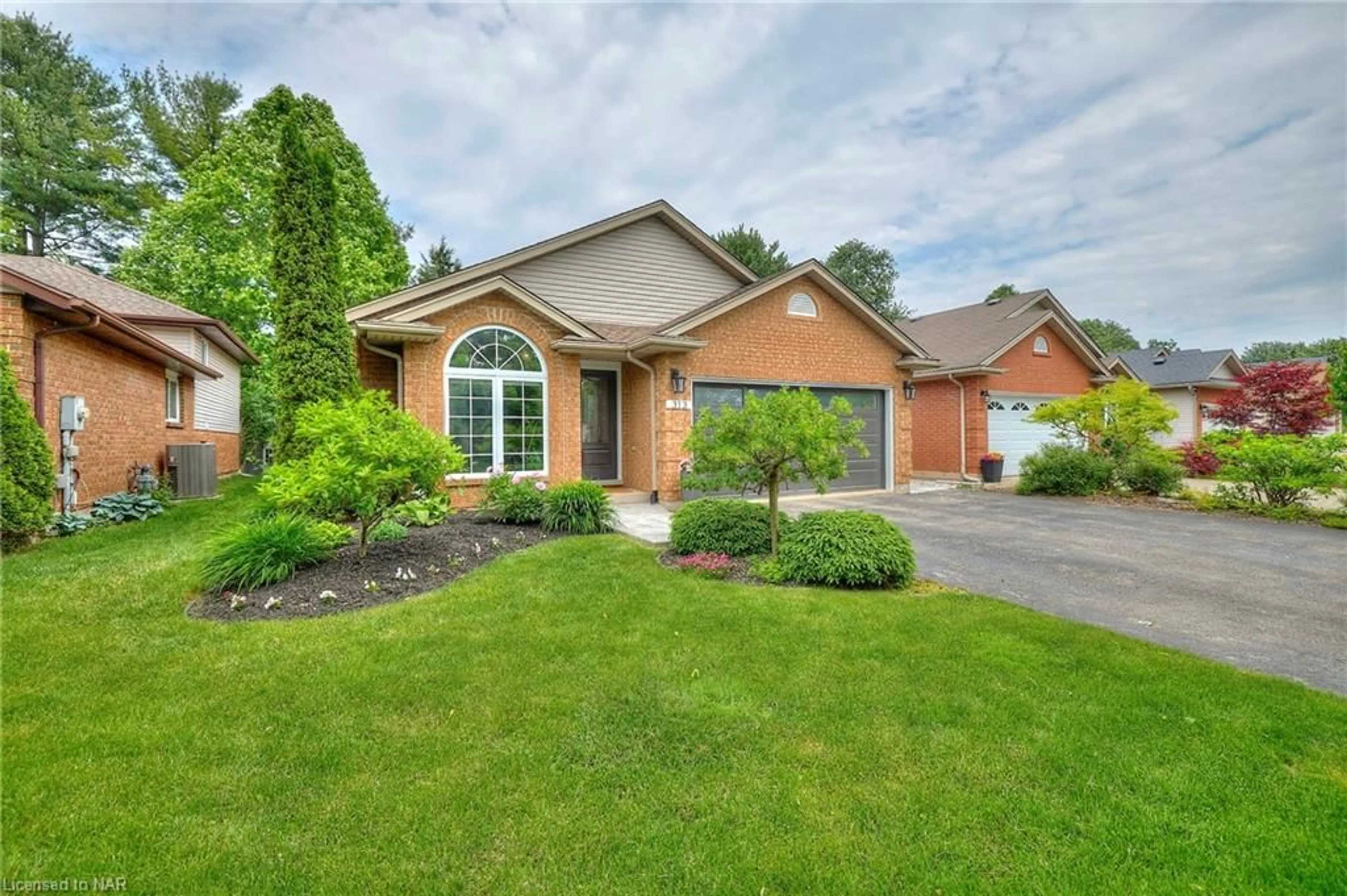 A pic from exterior of the house or condo for 313 Beckett Cres, Fonthill Ontario L0S 1E4