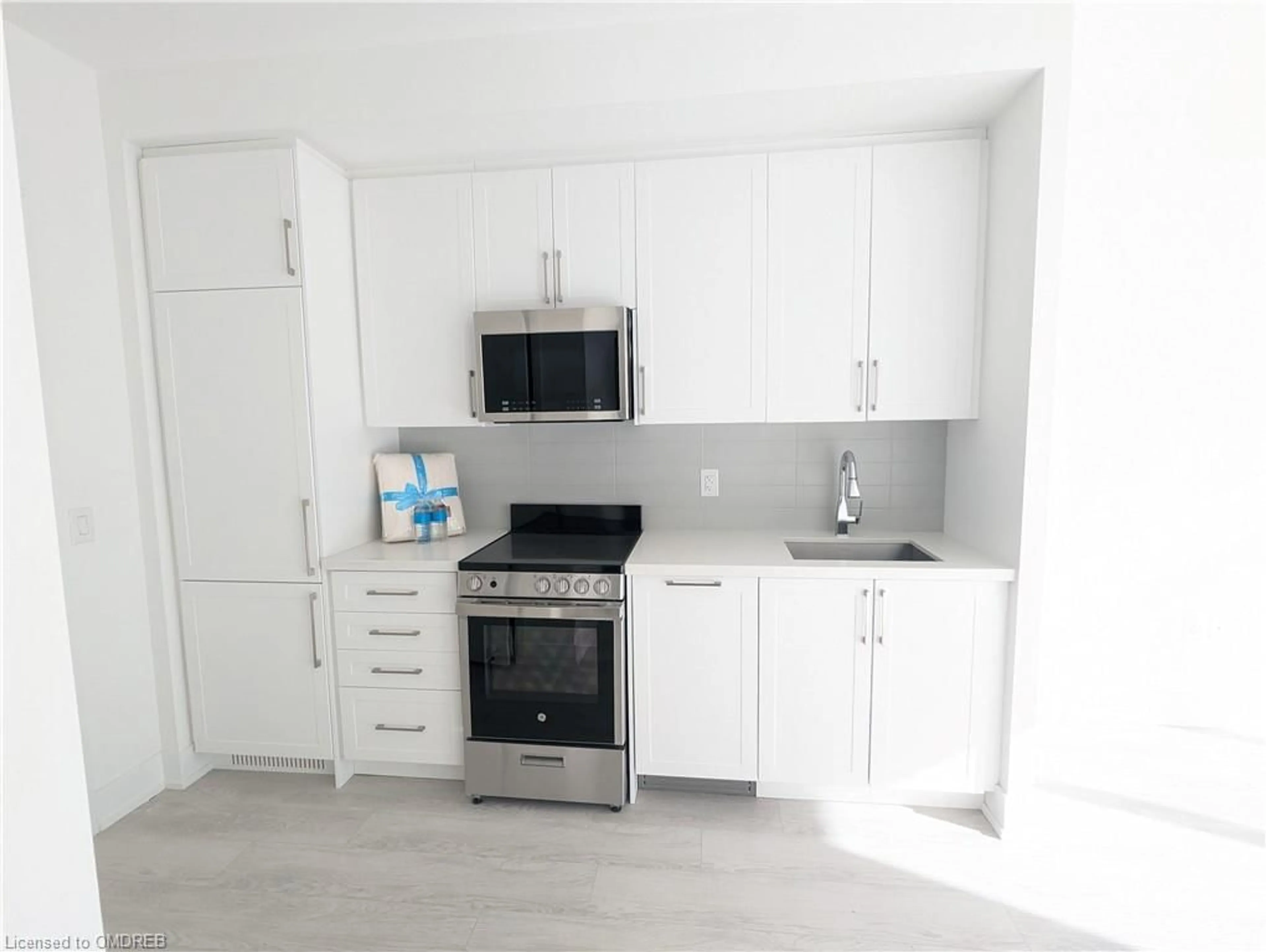 Standard kitchen for 2450 Old Bronte Rd #622, Oakville Ontario L6M 5P6