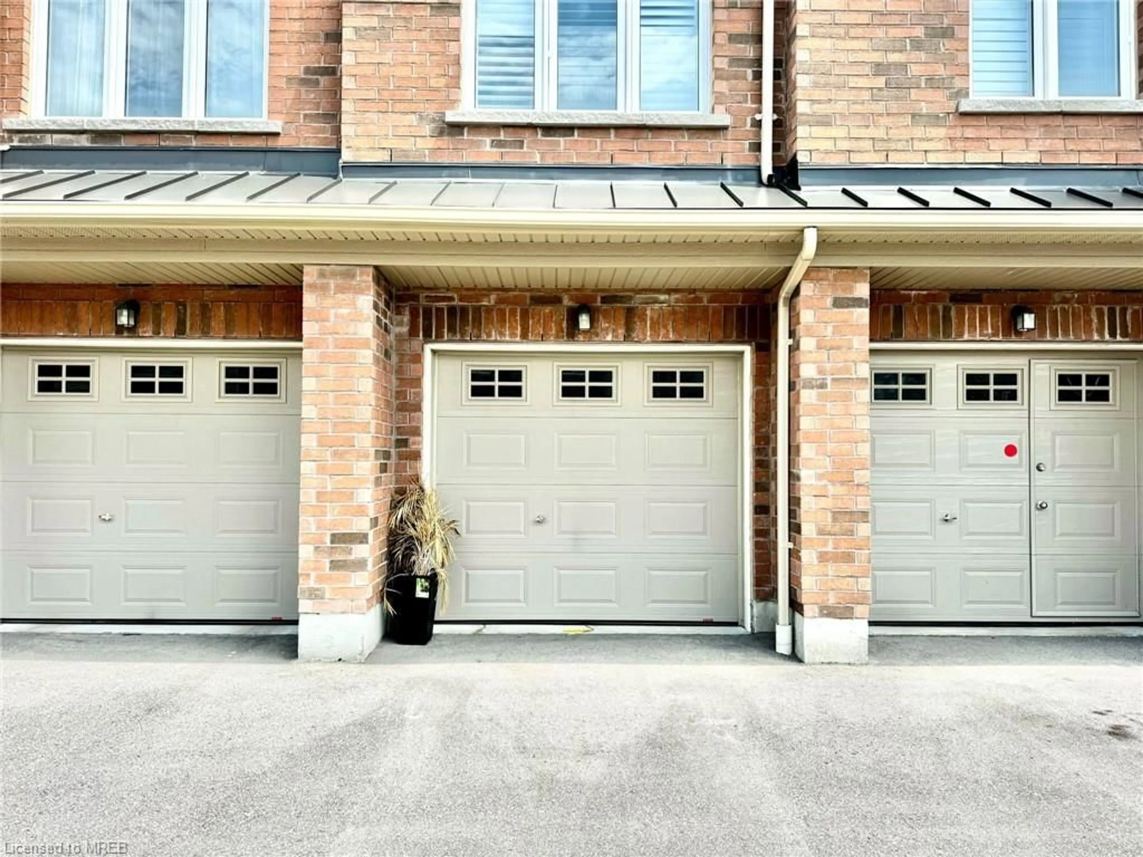 Indoor garage for 2722 William Jackson Dr, Pickering Ontario L1X 0E6