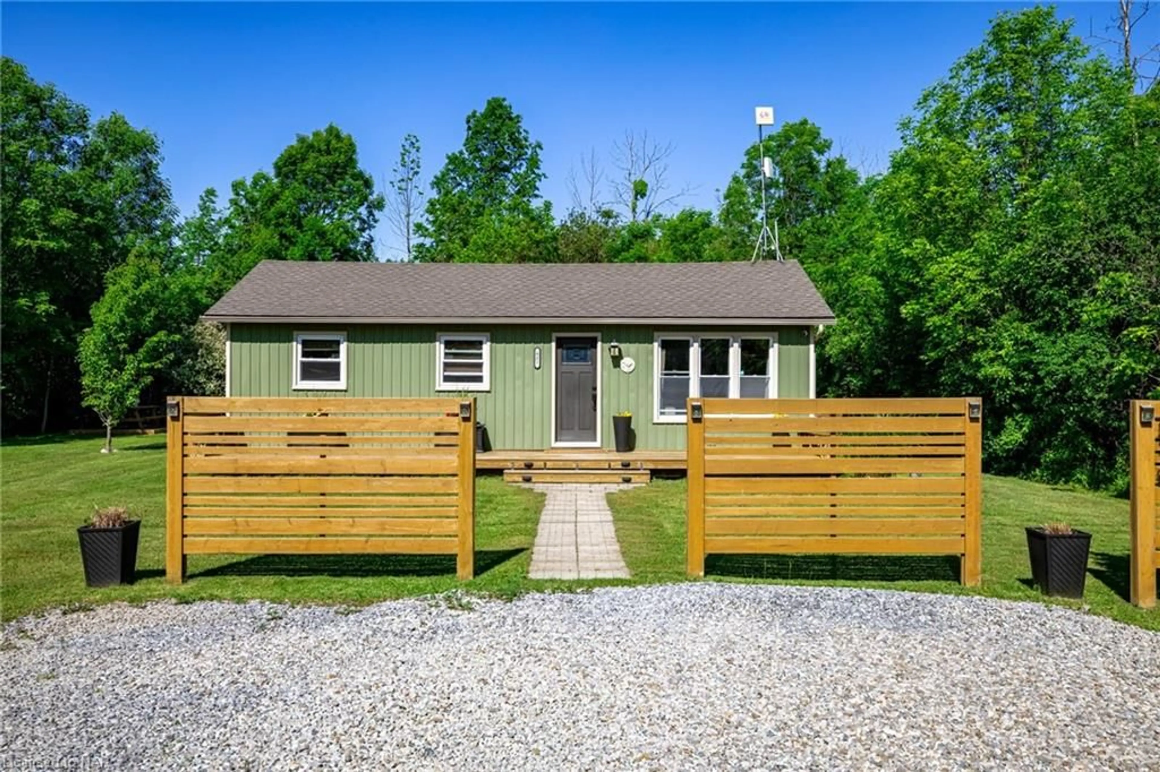 Fenced yard for 621 Bidwell Pky, Fort Erie Ontario L2A 5M4