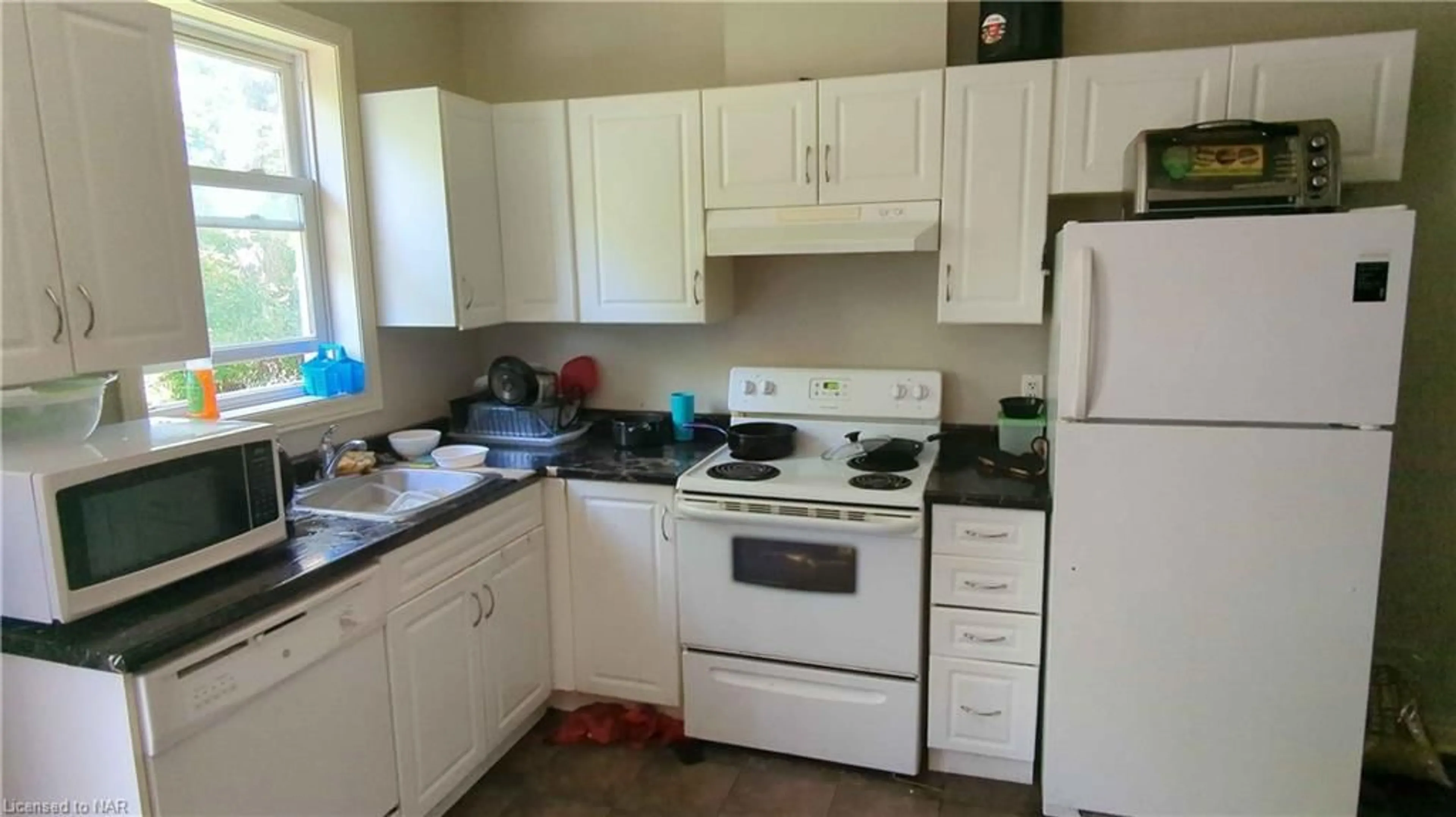 Standard kitchen for 3 Galbraith St #A, St. Catharines Ontario L2S 1G2