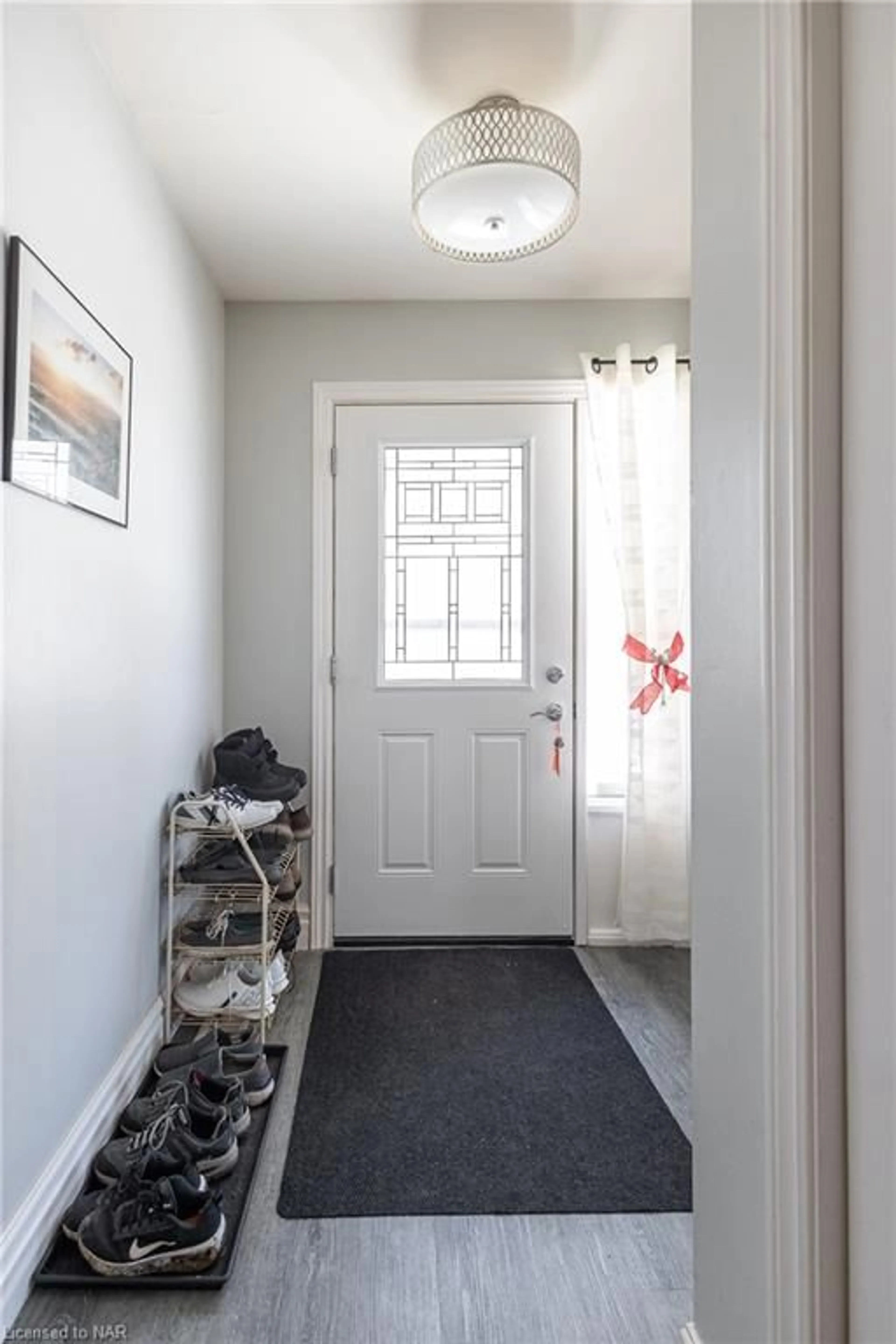 Indoor entryway for 7992 Post Rd, Niagara Falls Ontario L2H 2L3