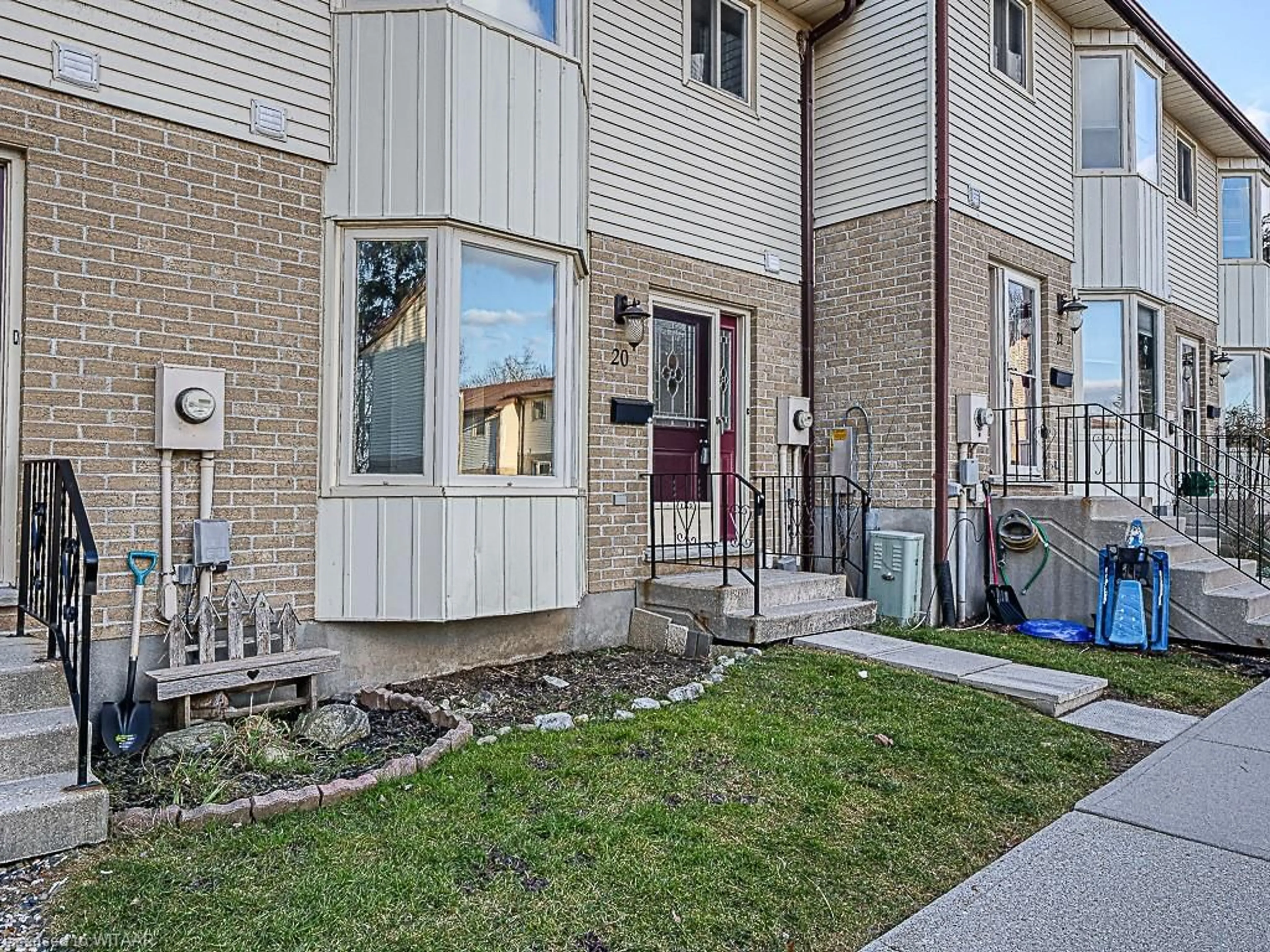 A pic from exterior of the house or condo for 275 George St #20, Ingersoll Ontario N5C 4A9