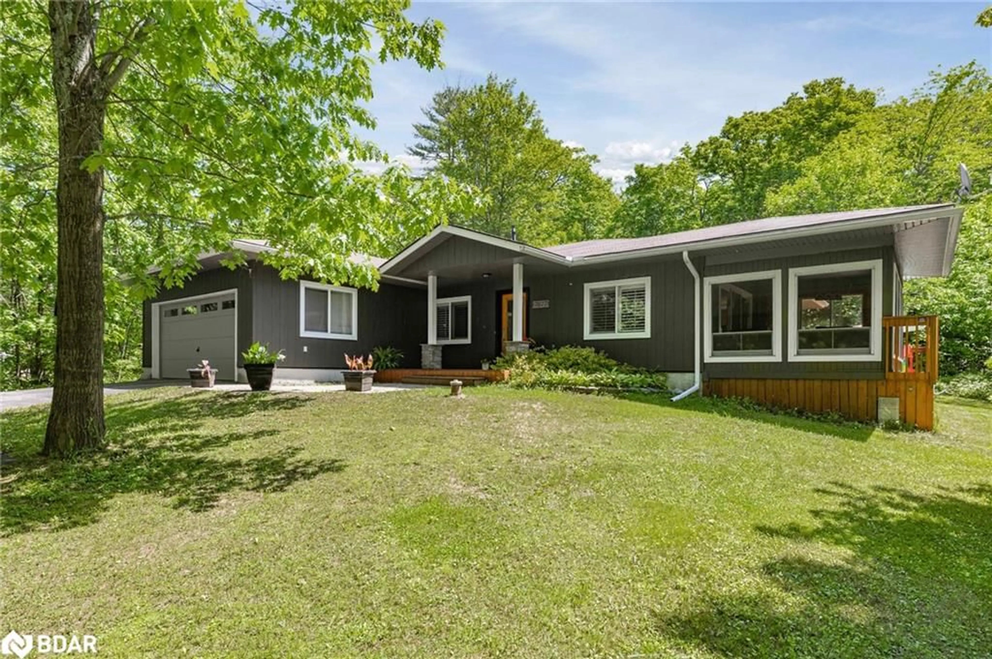 Home with vinyl exterior material for 7877 Pineridge Rd, Washago Ontario L0K 2B0
