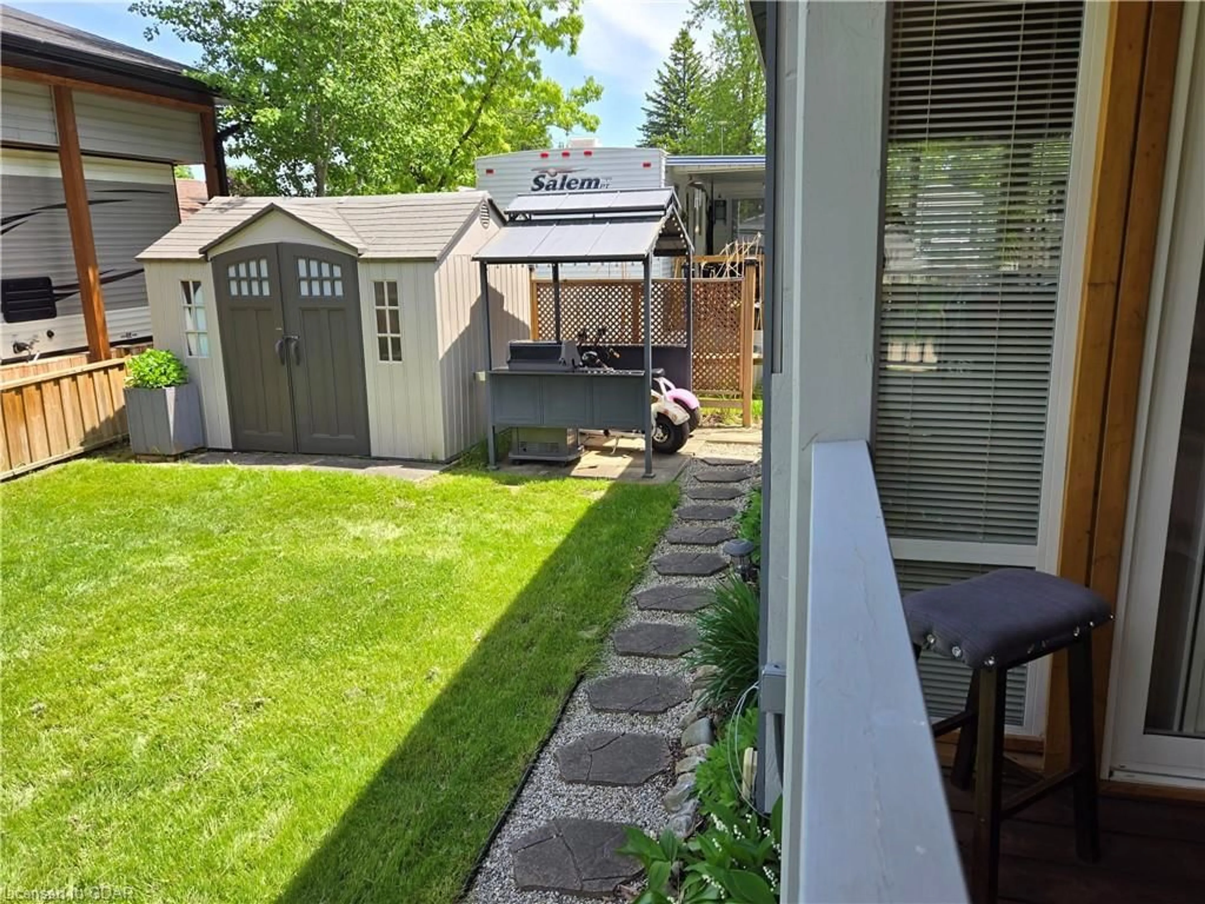 Patio for 129 Cedar Cres, Fergus Ontario N1M 2W5