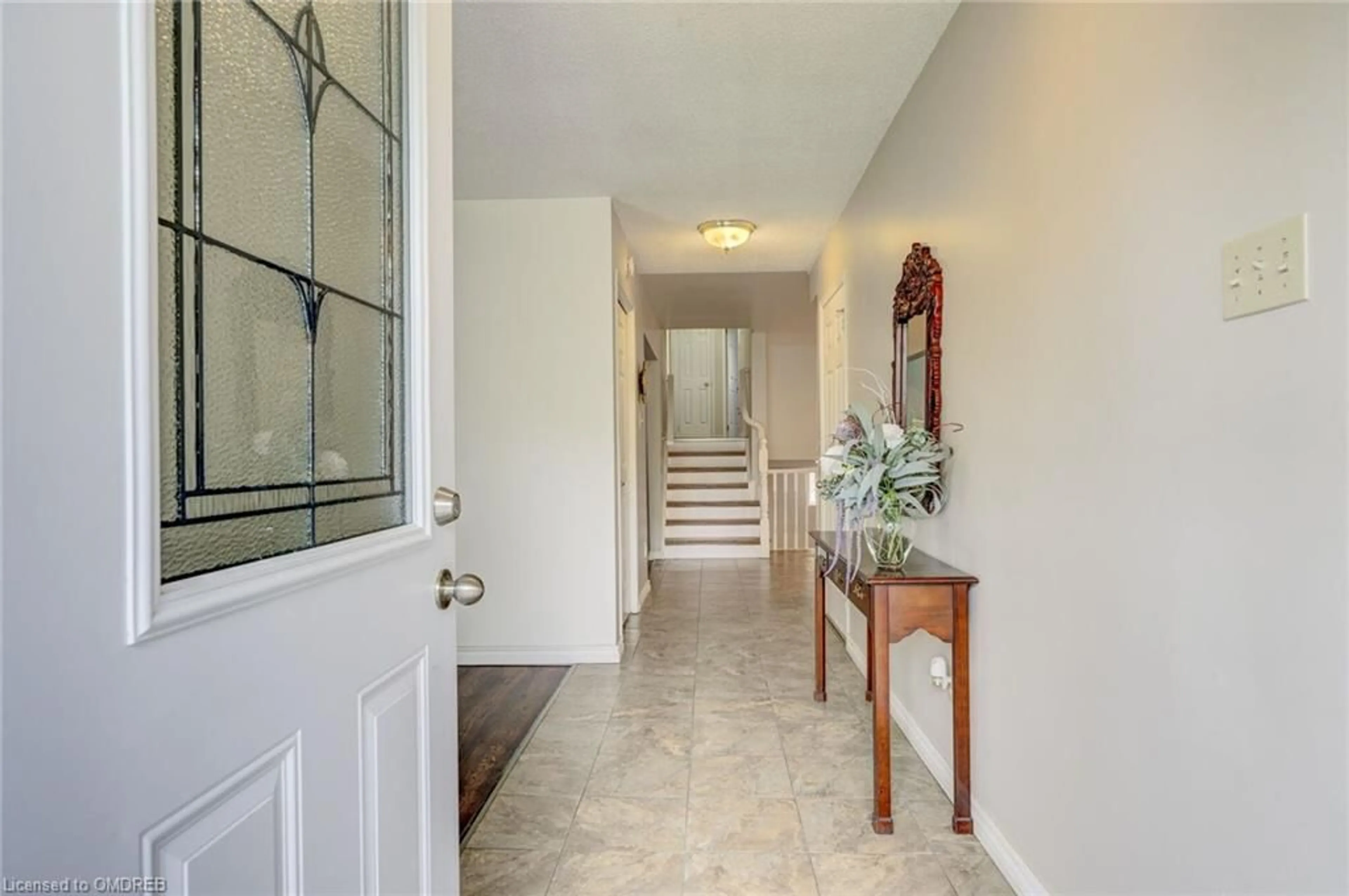 Indoor entryway for 70 Aylmer Cres, Stoney Creek Ontario L8J 1K3