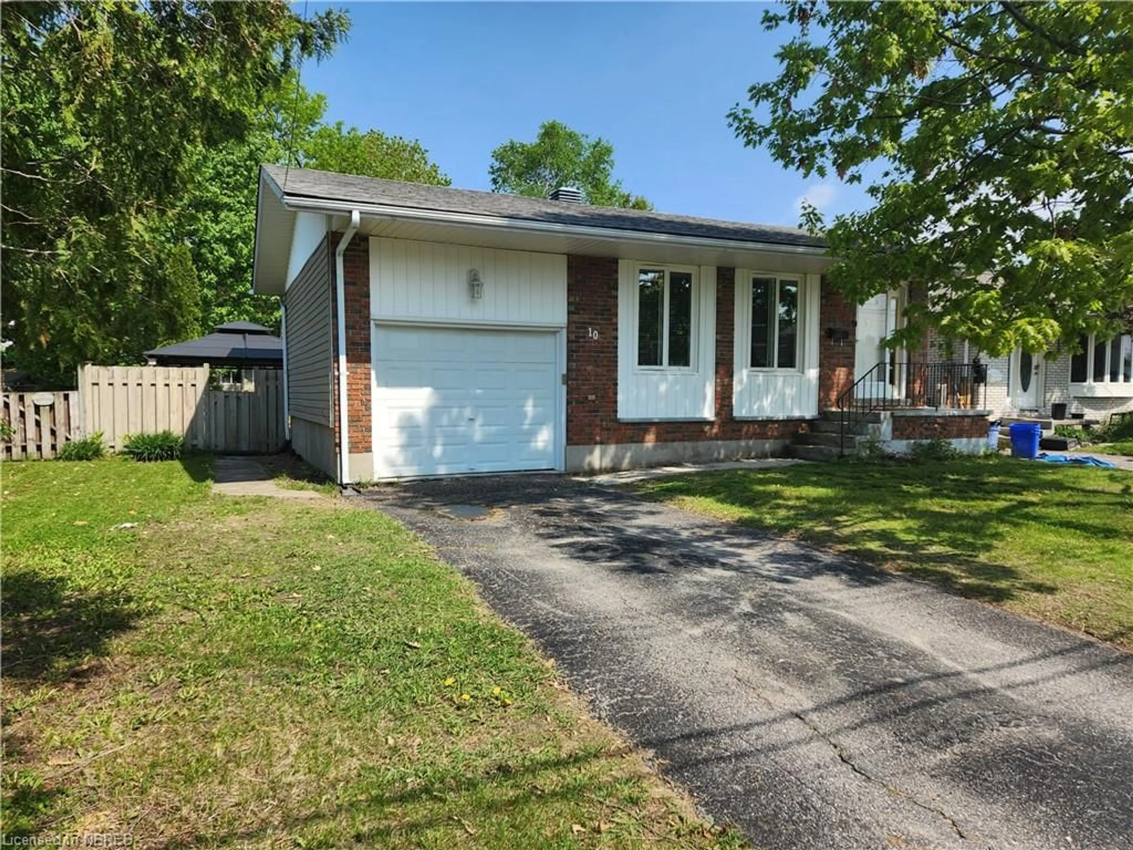 Frontside or backside of a home for 10 Manitou St, North Bay Ontario P1A 1P4