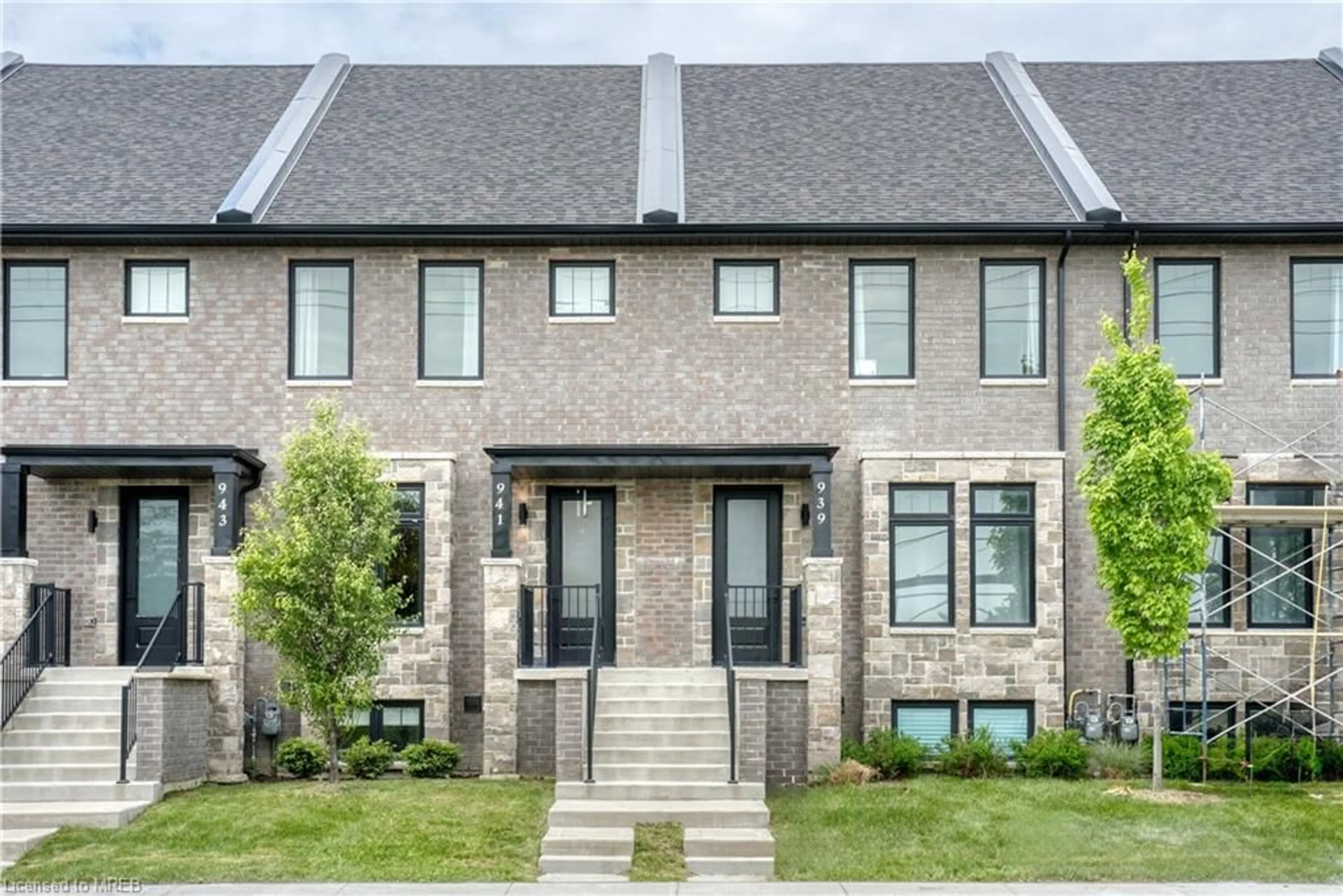 Home with brick exterior material for 941 Walker Rd, Windsor Ontario N8Y 2N6