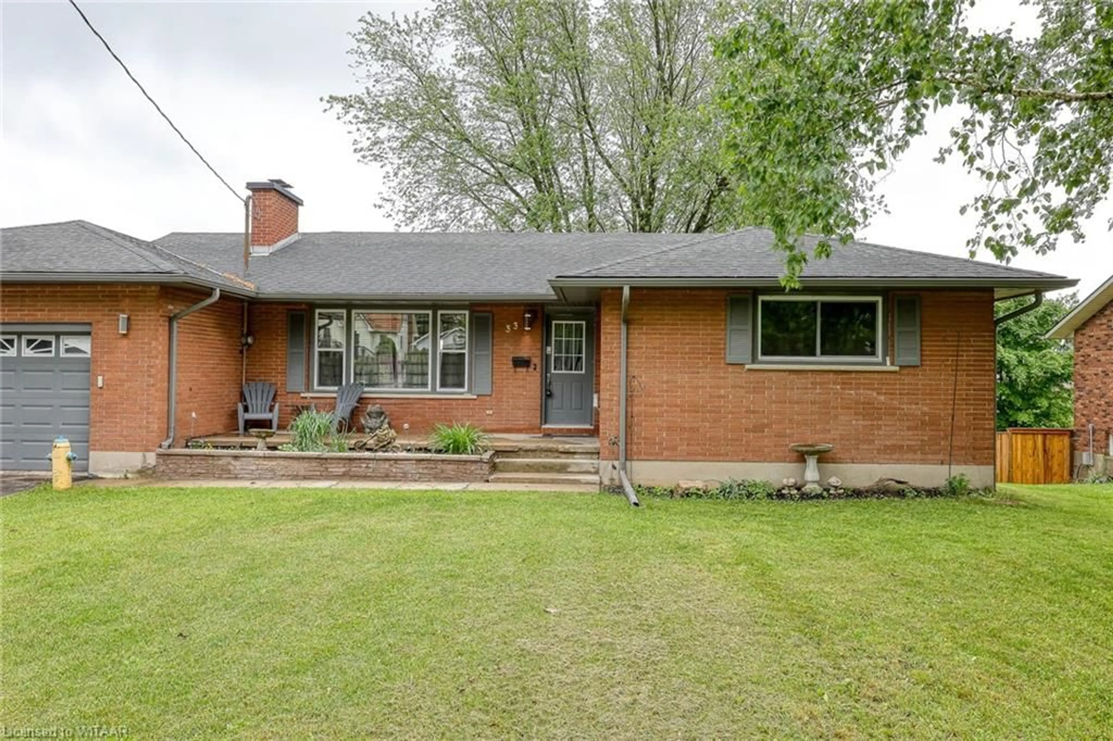 Home with brick exterior material for 33 North St, Tillsonburg Ontario N4G 1B9