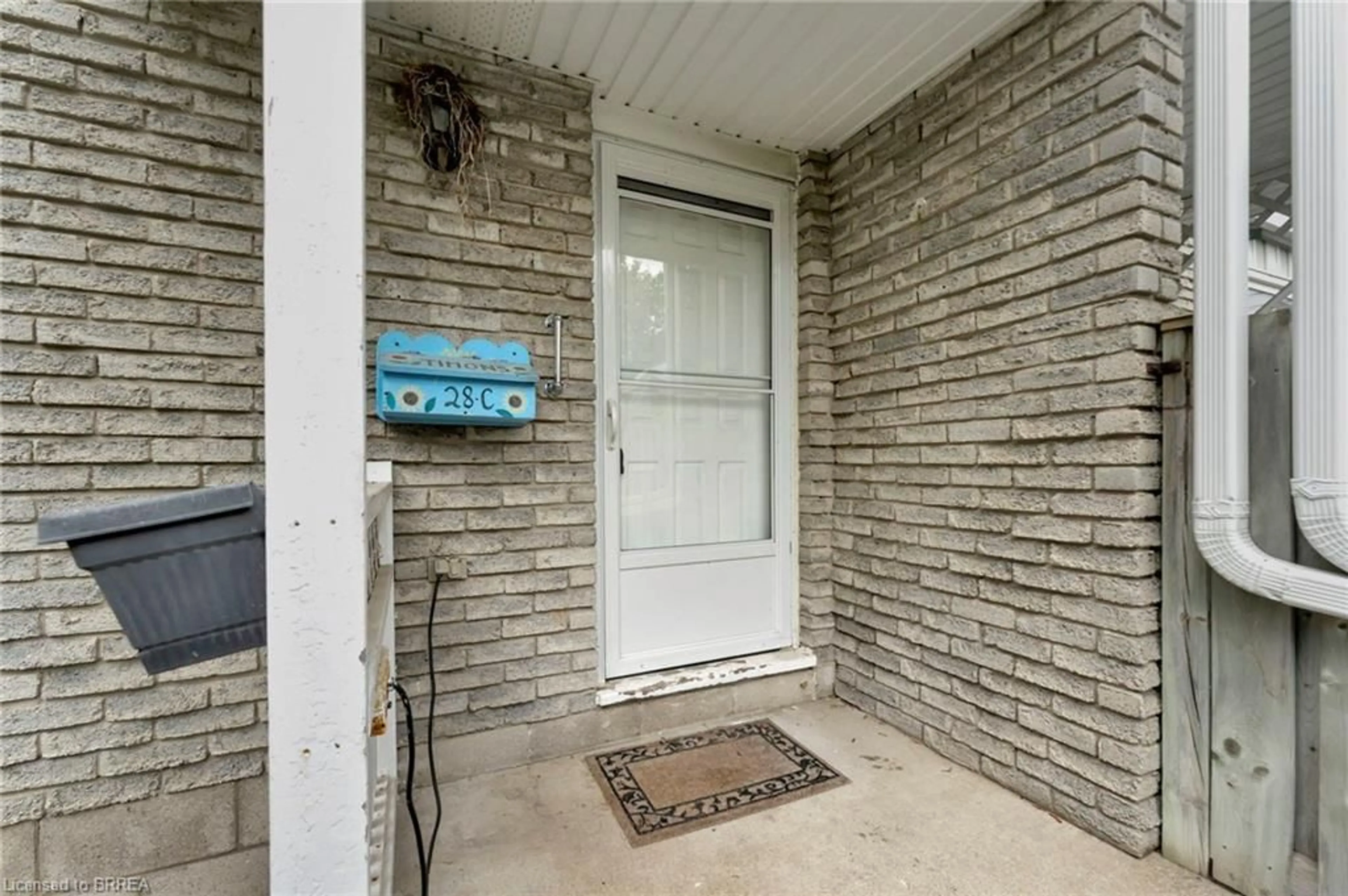 Indoor entryway for 28 Oakhill Dr #C, Brantford Ontario N3T 1R1