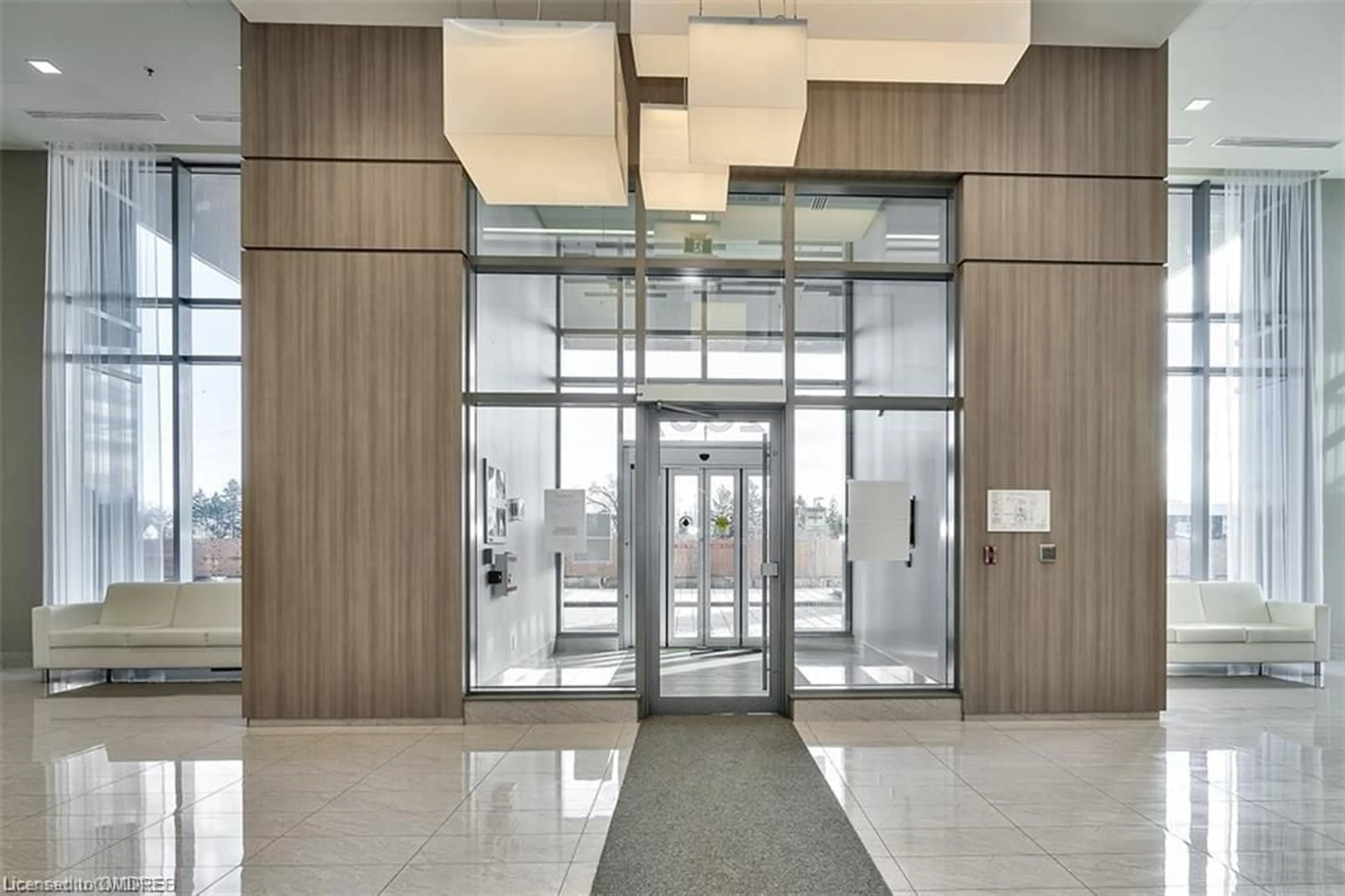 Indoor lobby for 2087 Fairview St #2109, Burlington Ontario L7R 2C8