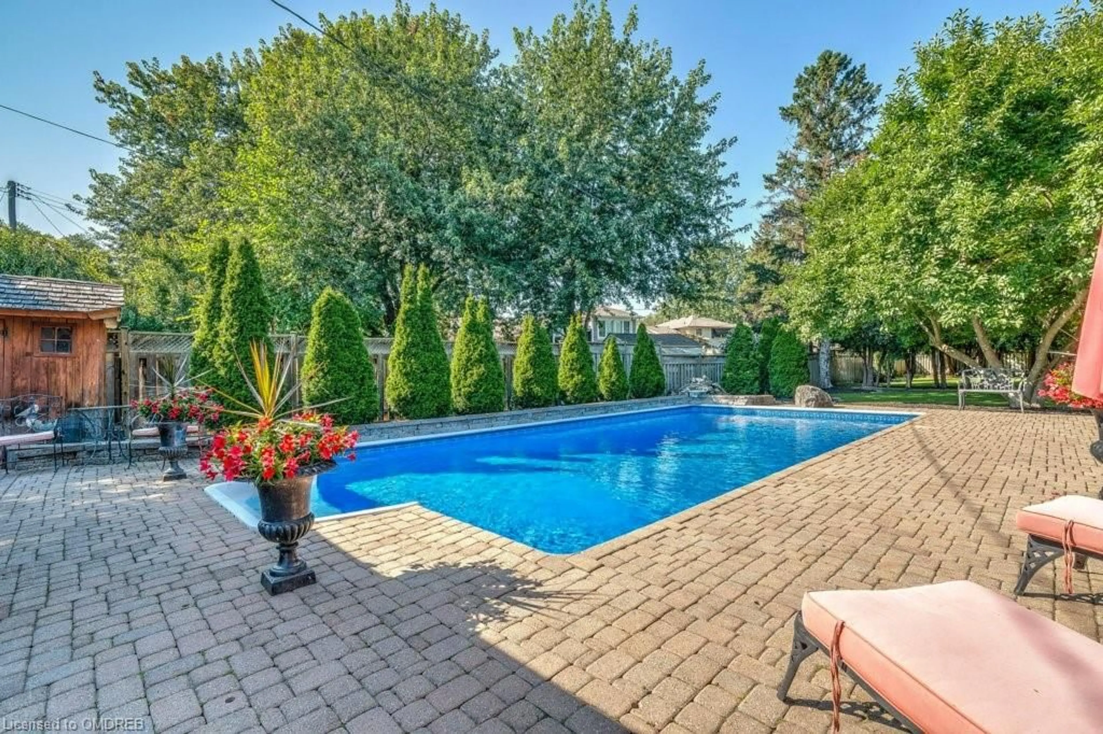 Indoor or outdoor pool for 371 Strathcona Dr, Burlington Ontario L7L 2E4