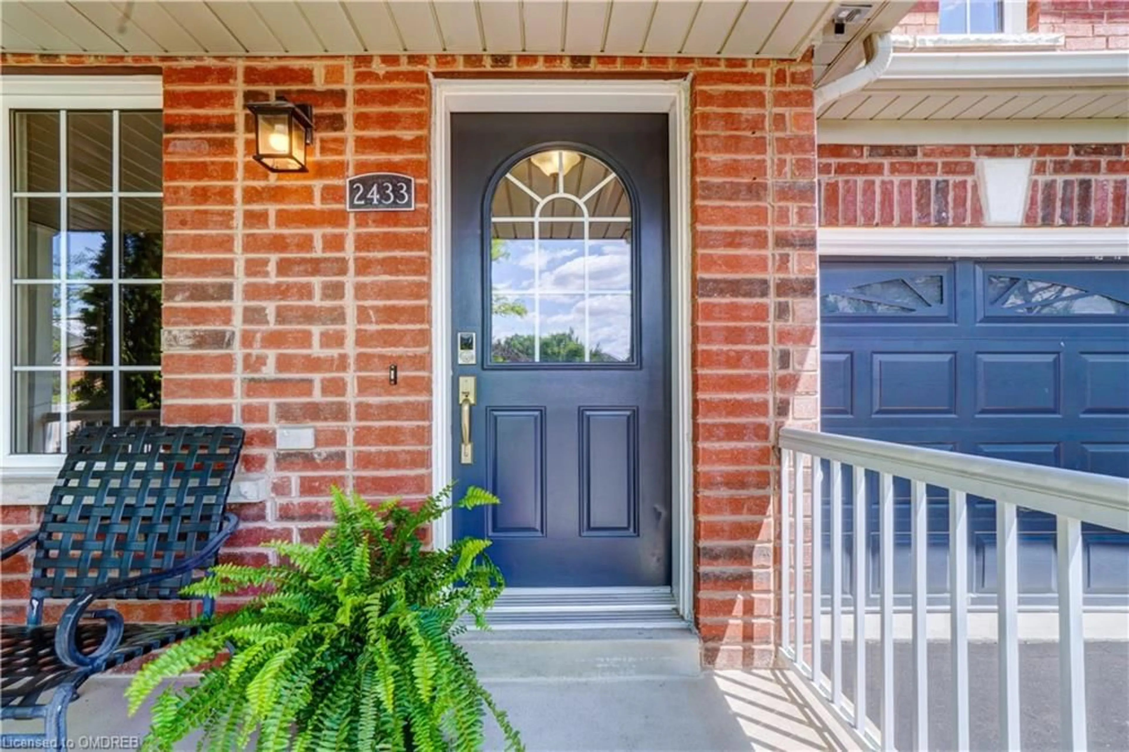 Indoor entryway for 2433 Postmaster Dr, Oakville Ontario L6M 0J2