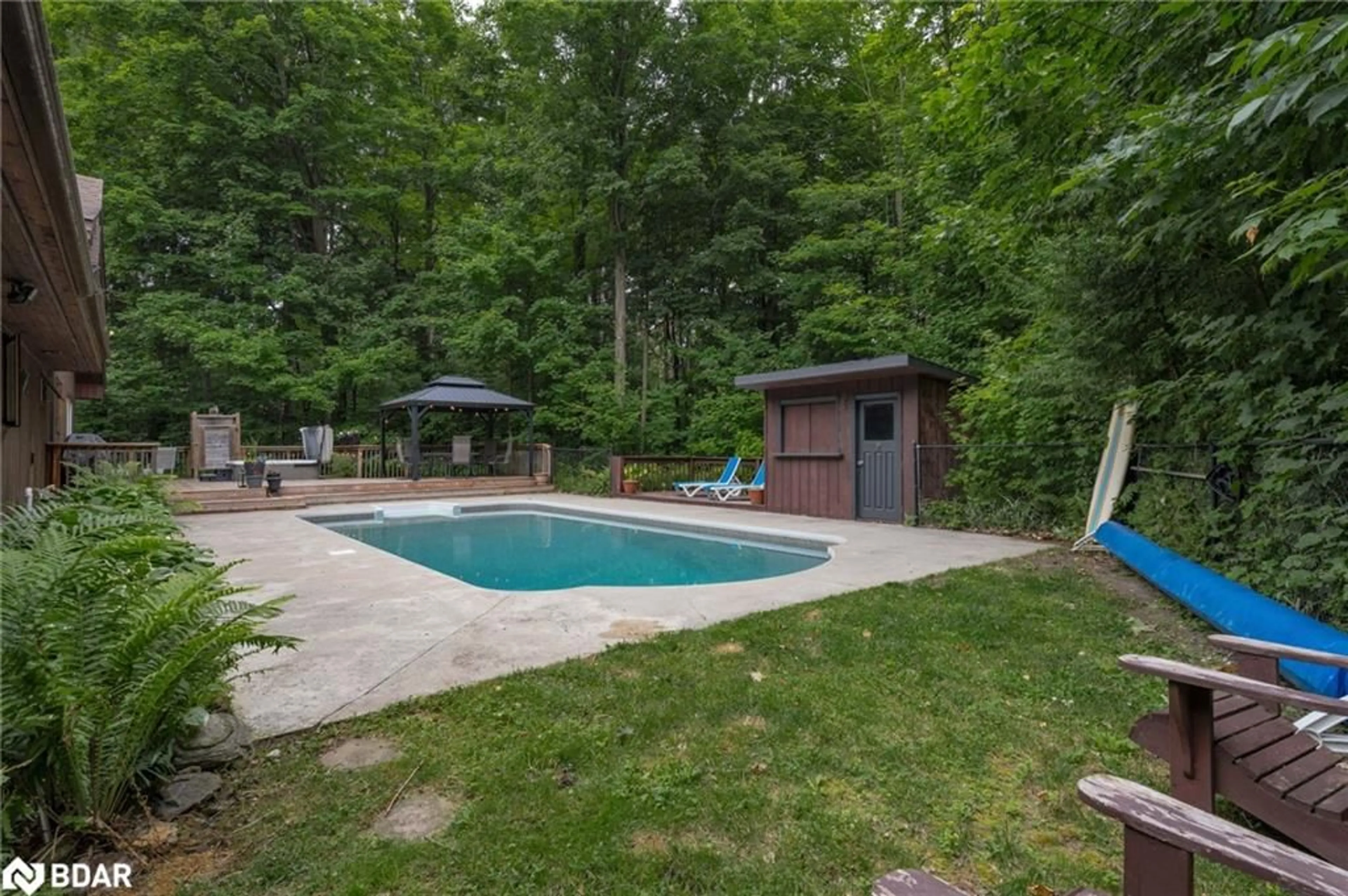 Indoor or outdoor pool for 22 Cathedral Pines Rd Rd, Barrie Ontario L4M 4Y8