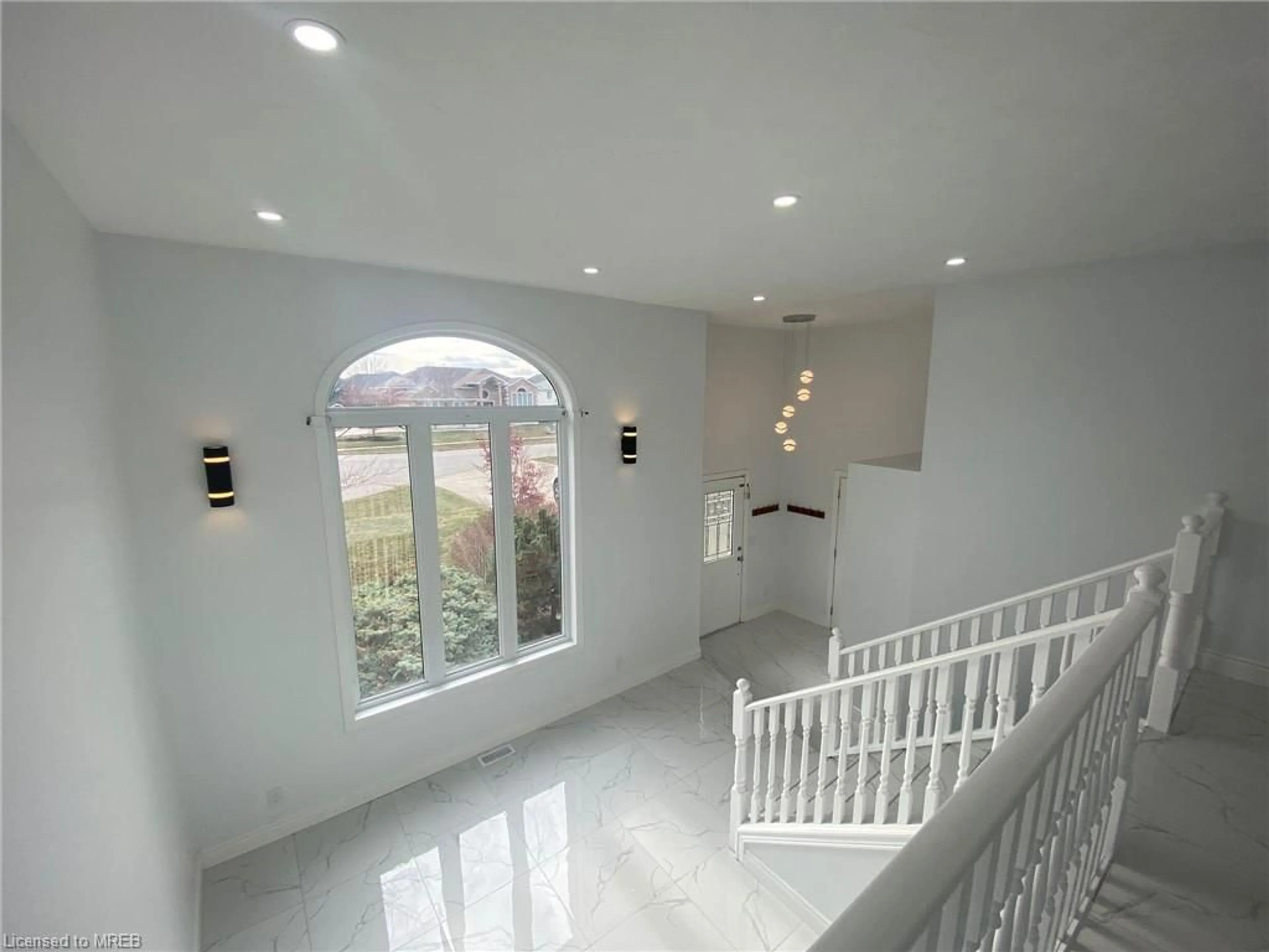 Indoor foyer for 1446 Heritage Garden Cres, Windsor Ontario N0R 1A0