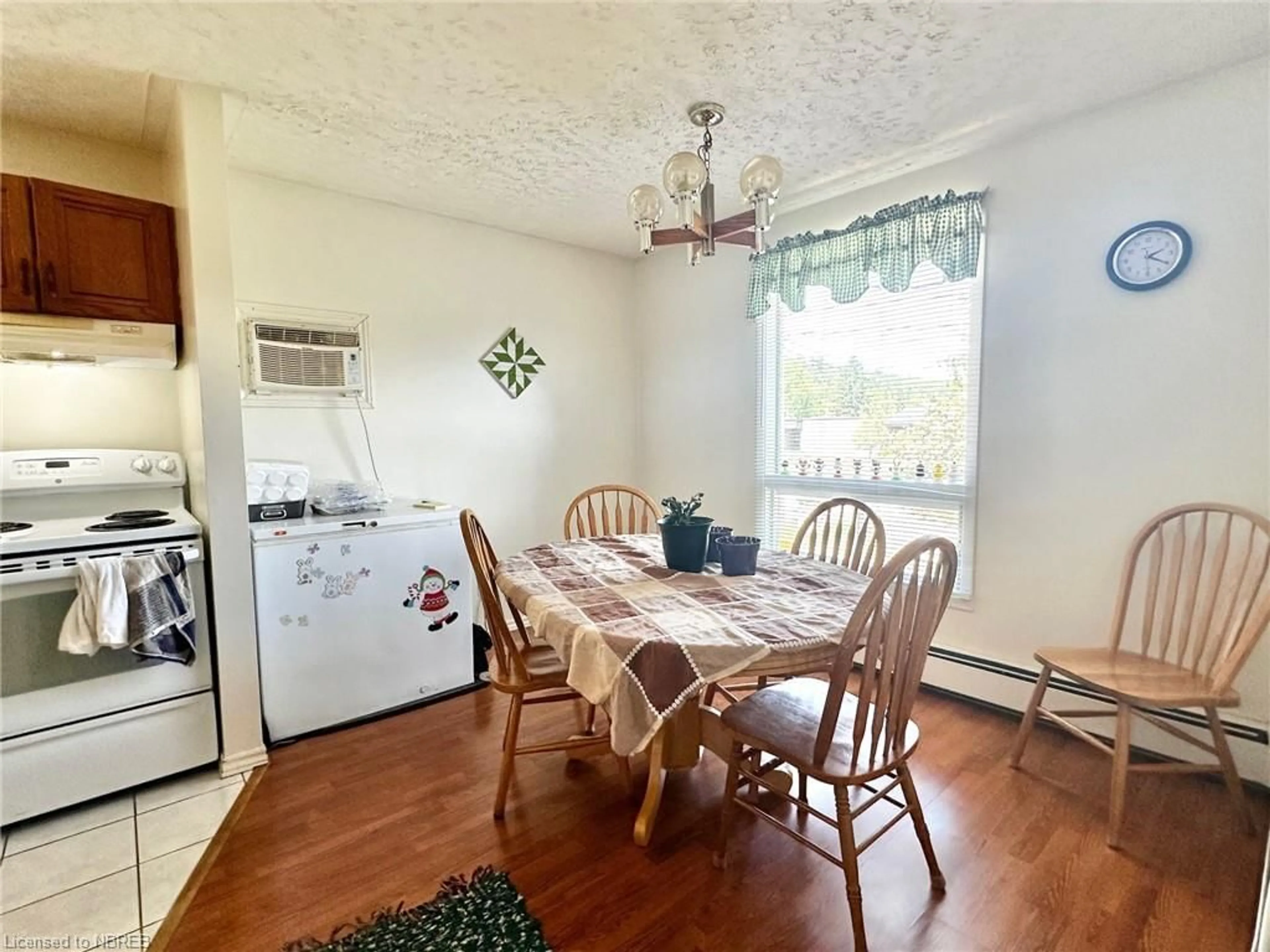 Dining room for 230 Tenth St, Mattawa Ontario P0H 1V0