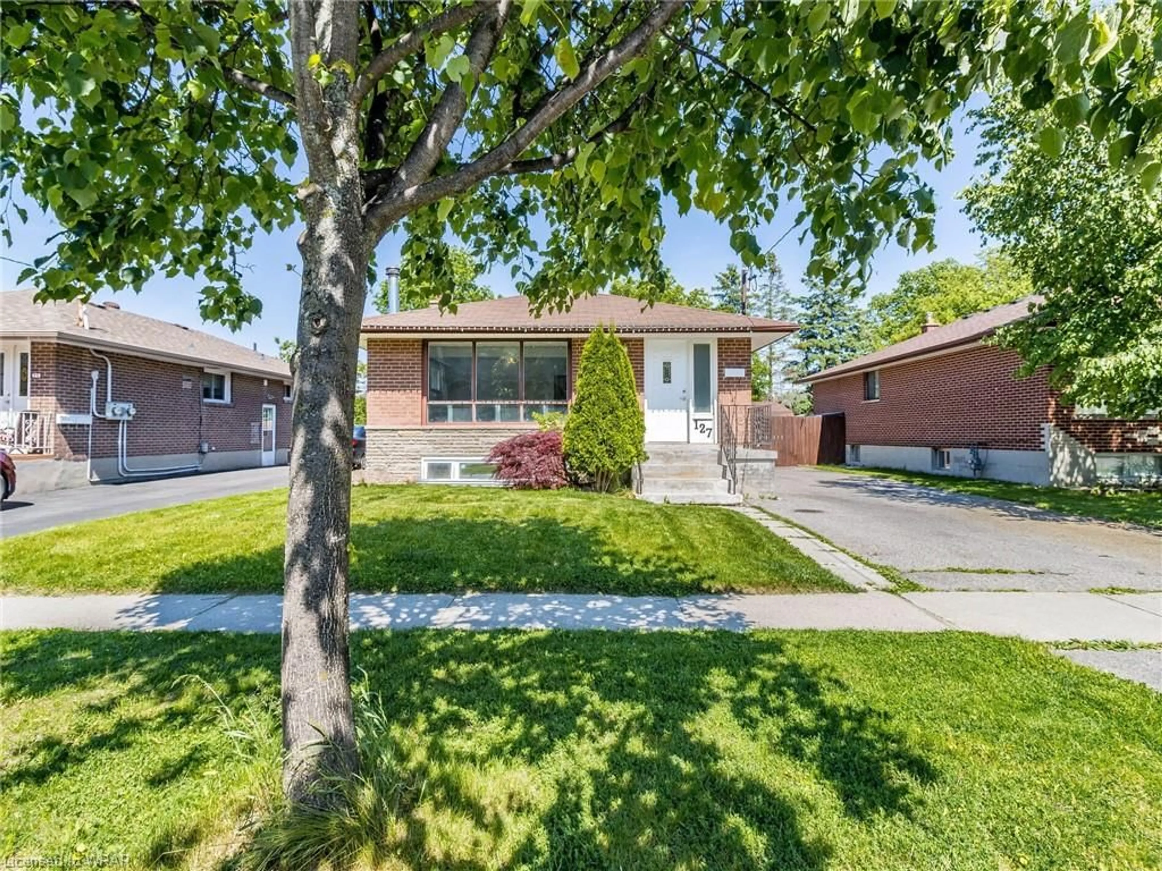 Frontside or backside of a home for 127 Cabot St, Oshawa Ontario L1J 5R8