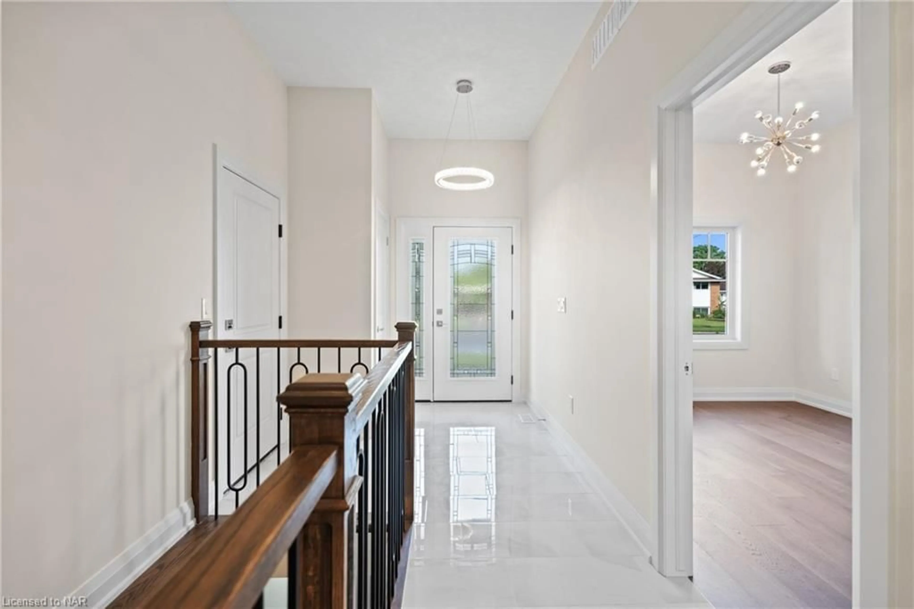 Indoor foyer for 492 Vine St, St. Catharines Ontario L2M 376