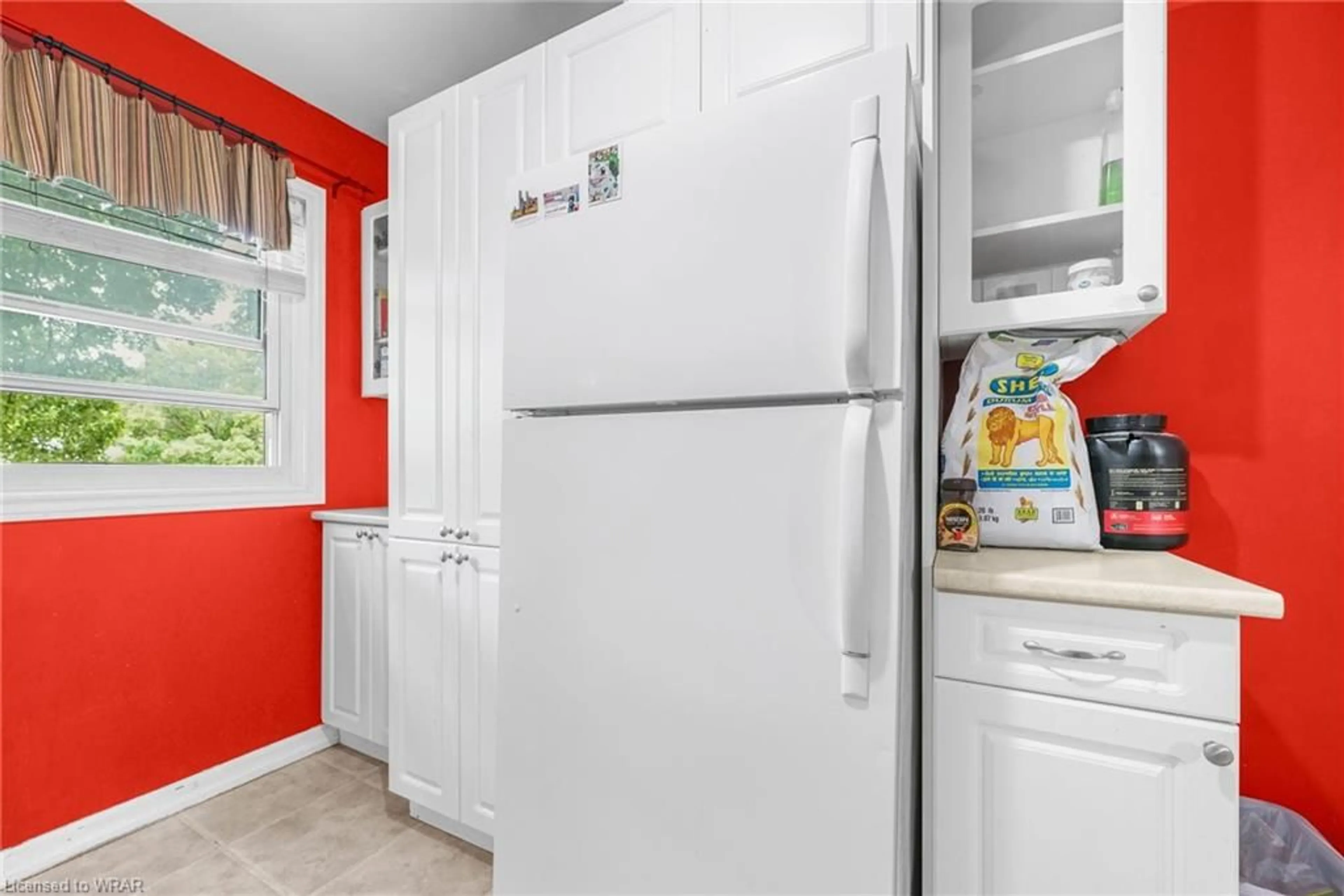 Standard kitchen for 651 Albert St #J, Waterloo Ontario N2L 3V5