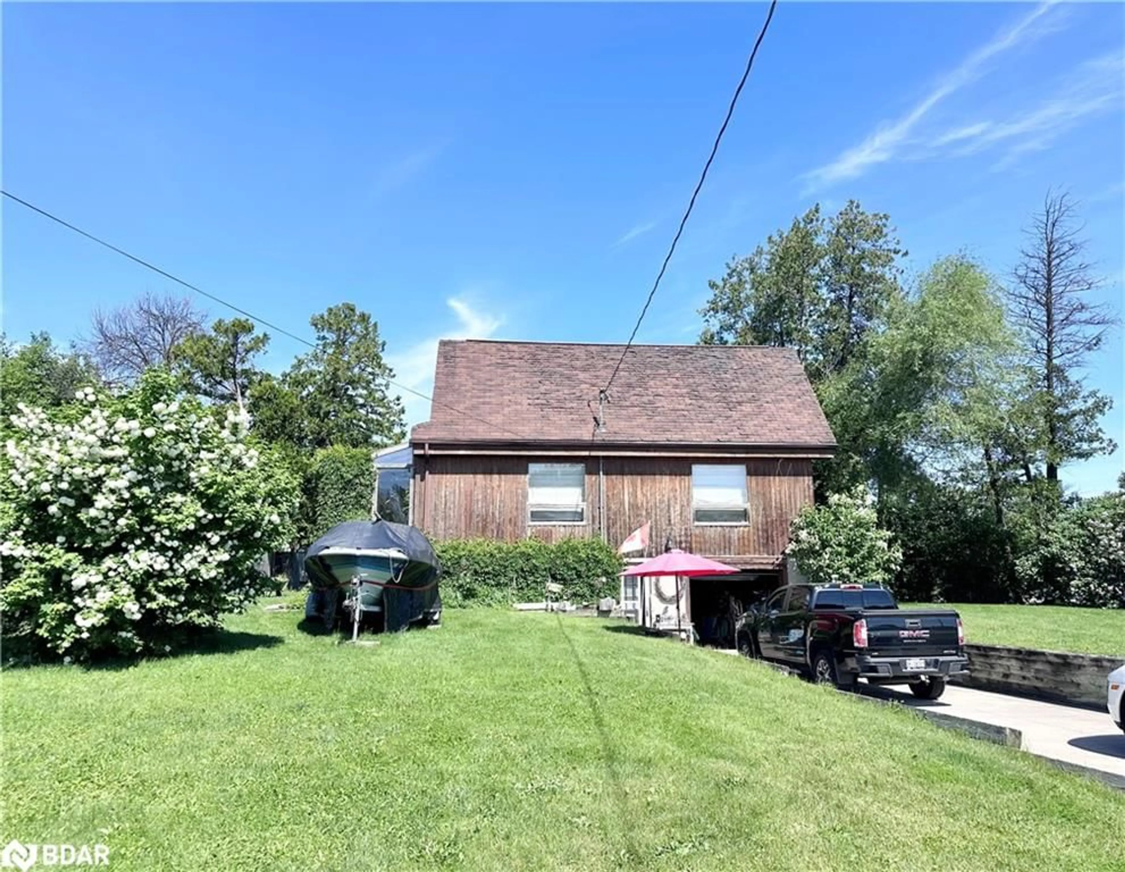 Frontside or backside of a home for 553 Simcoe St, Collingwood Ontario L9Y 1K2