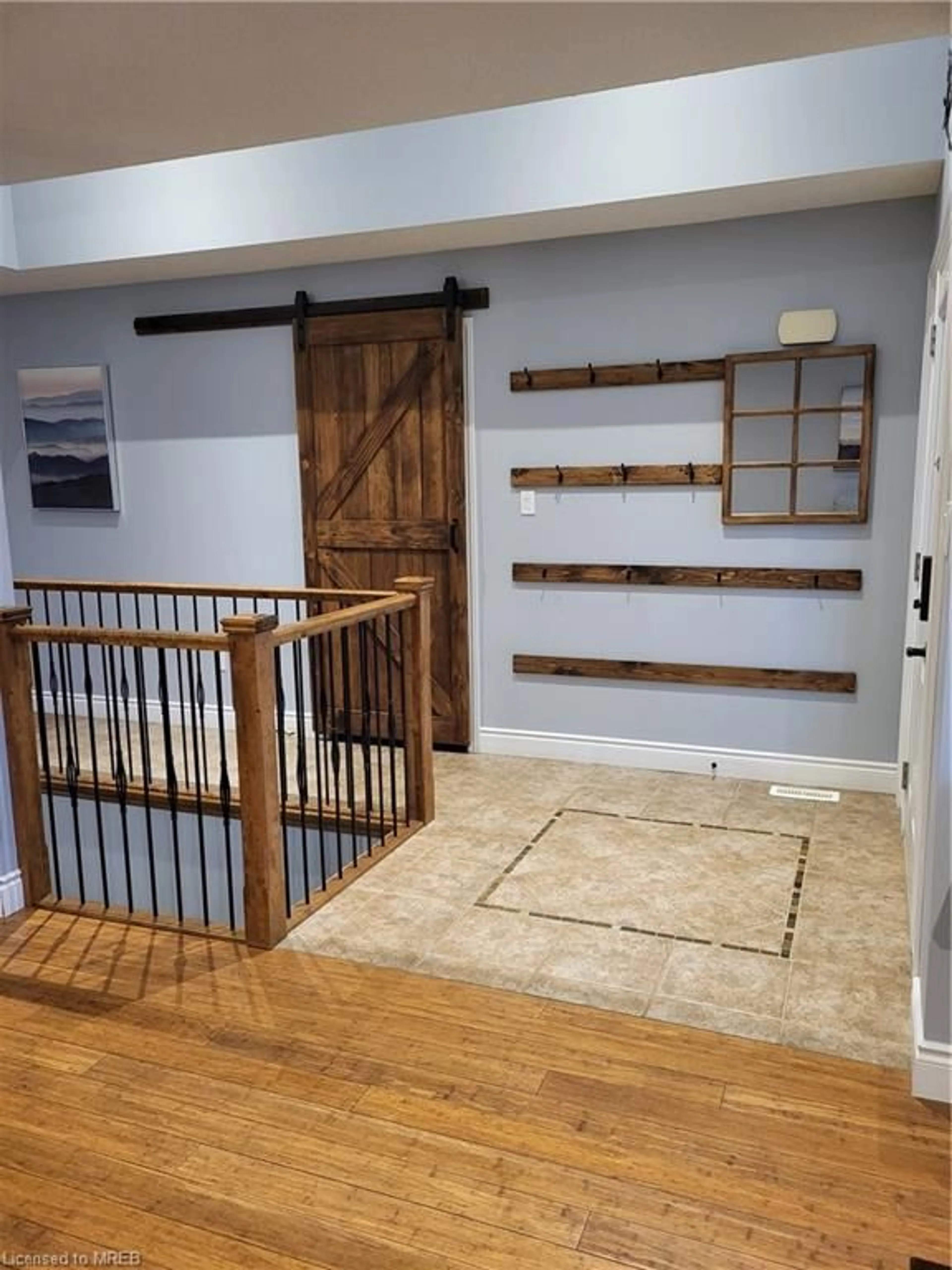 Indoor entryway, wood floors for 132 Walnut Grove Pl, Lucan Ontario N0M 2J0