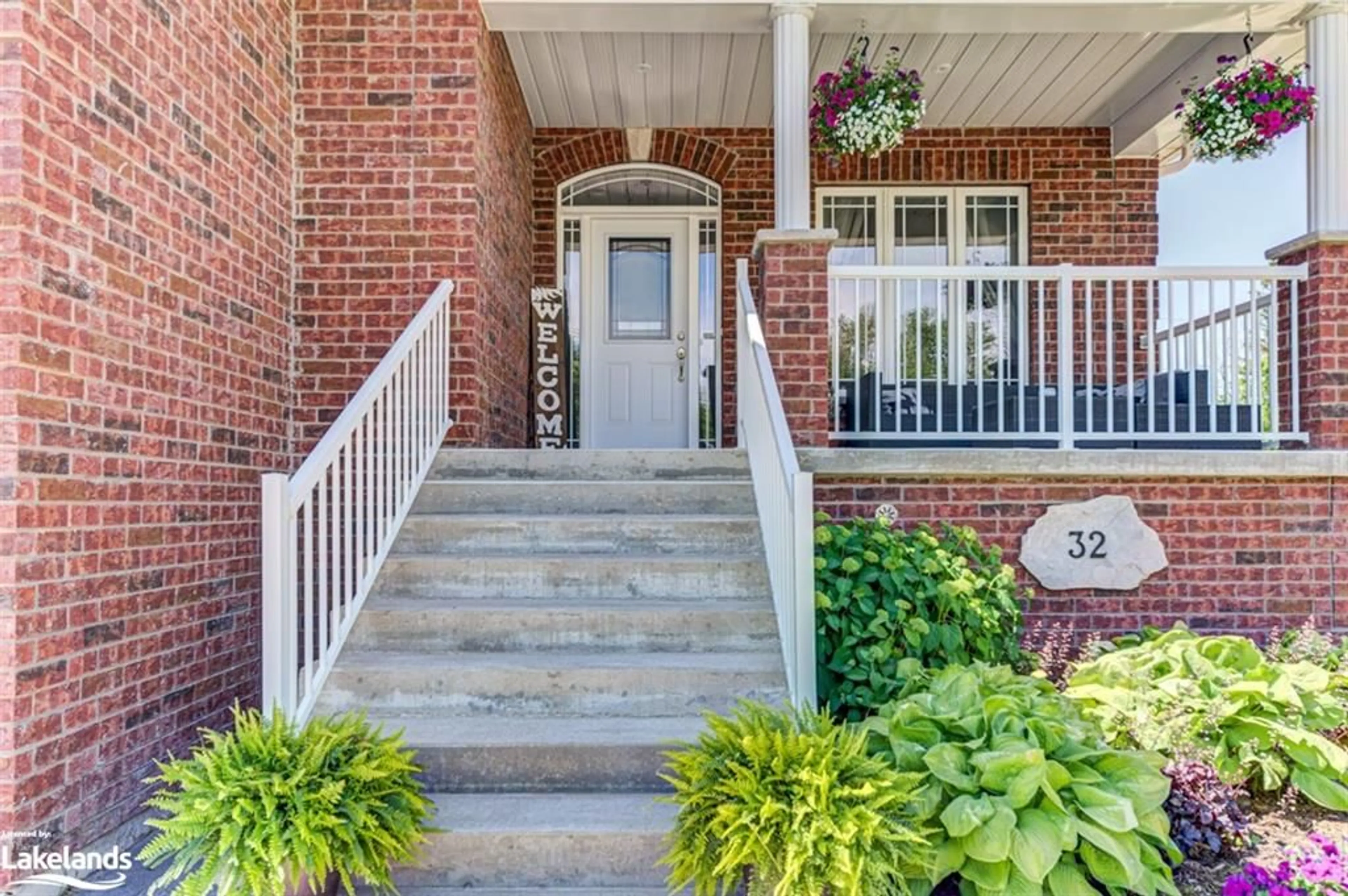 Indoor entryway for 32 Tona Trail, Wasaga Beach Ontario L9Z 0A5