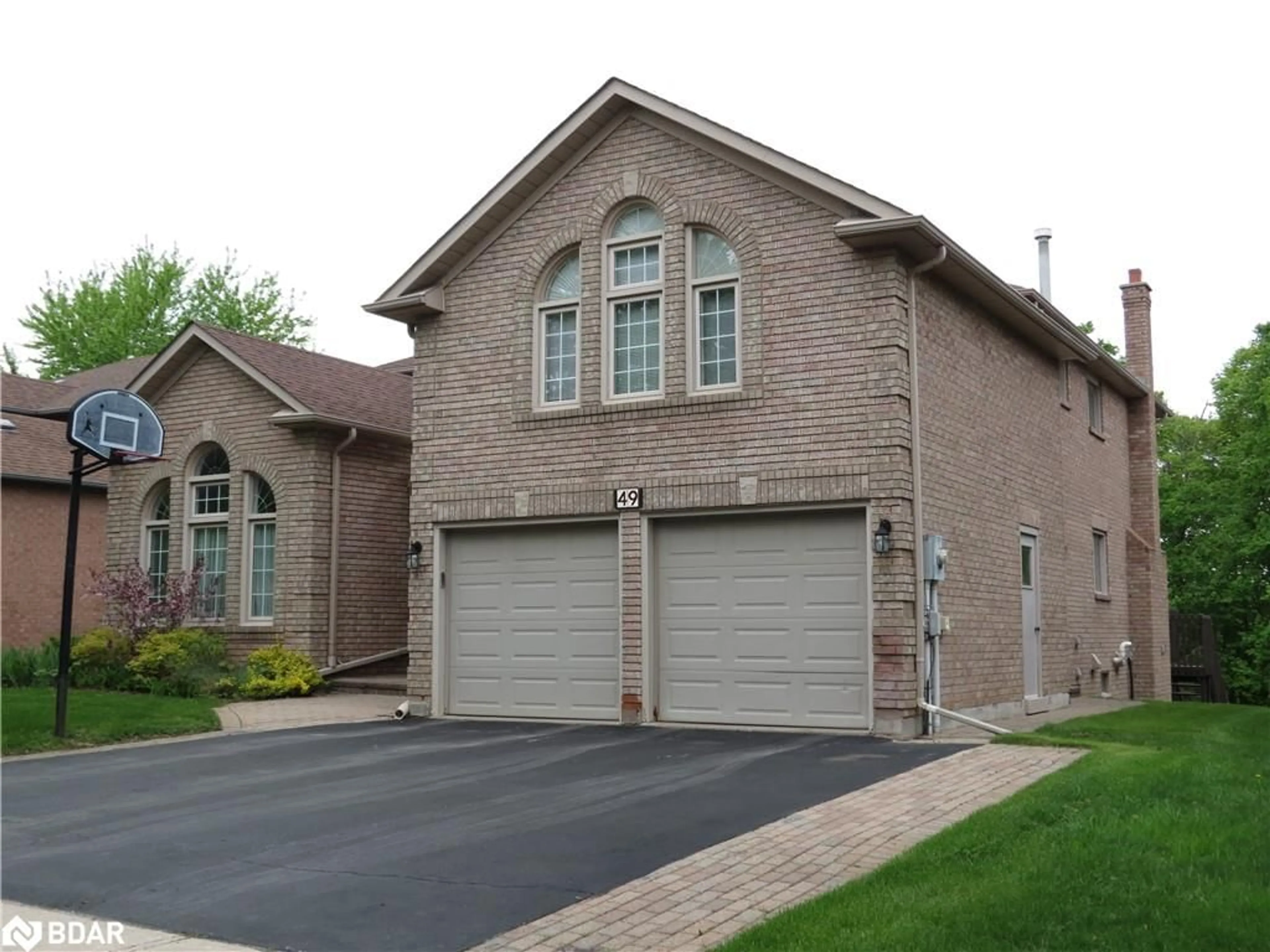 Home with brick exterior material for 49 Cityview Cir, Barrie Ontario L4N 7V1