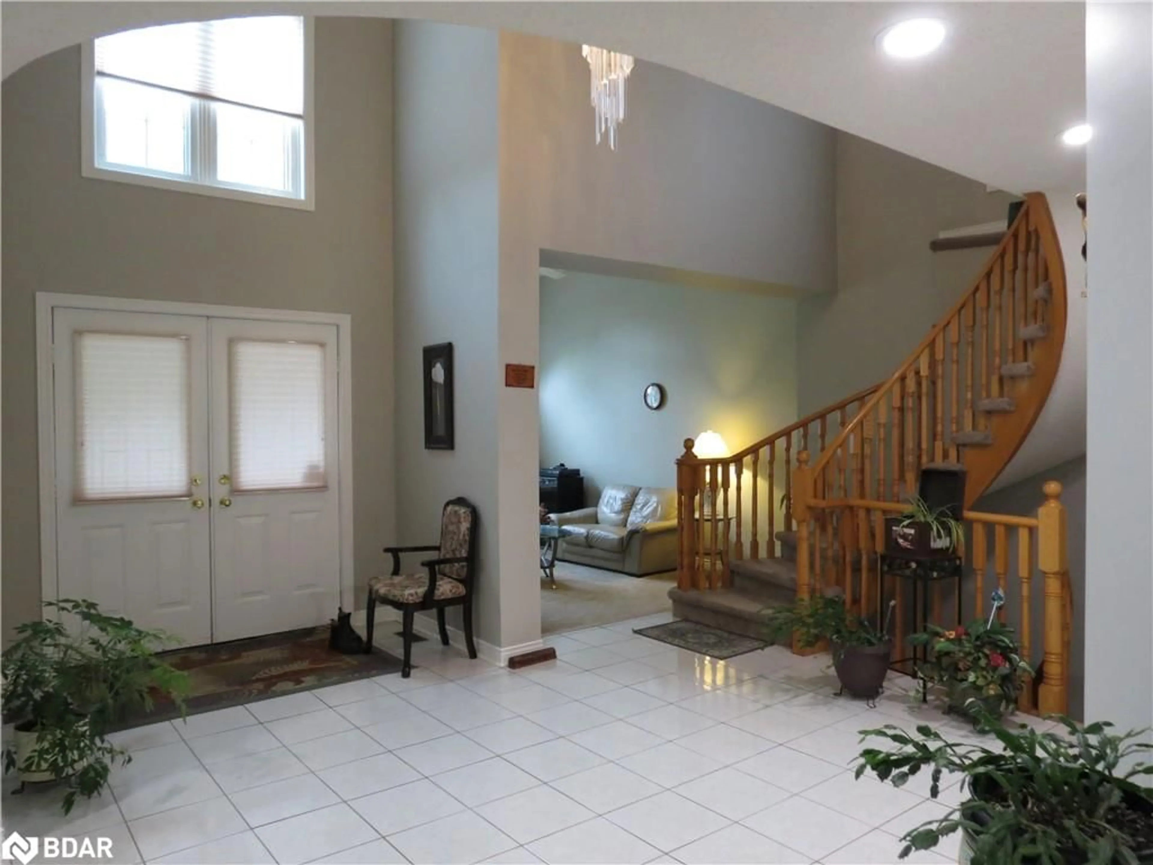 Indoor foyer for 49 Cityview Cir, Barrie Ontario L4N 7V1