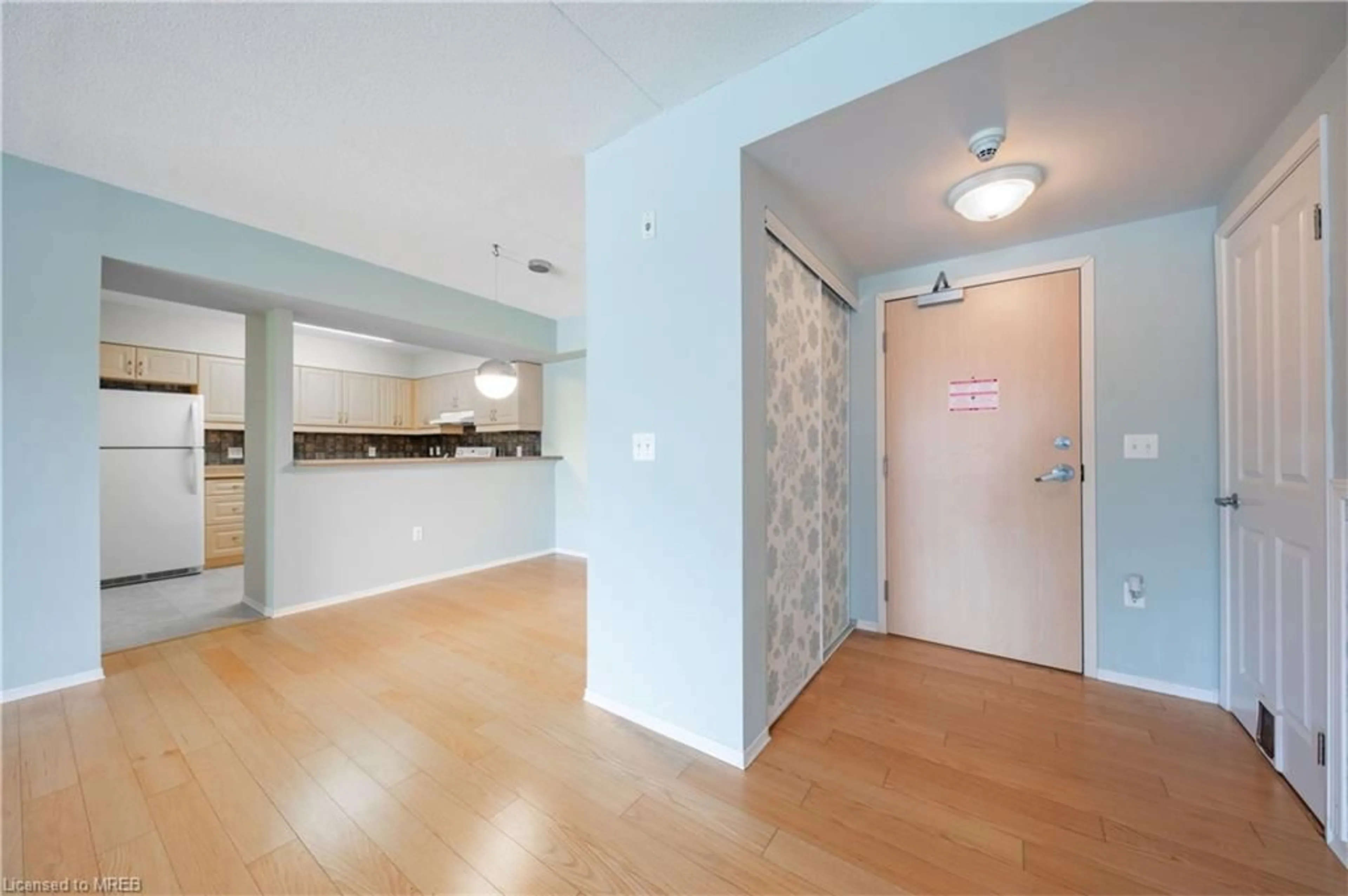 Indoor foyer for 333 Lafontaine Rd #208, Tiny Ontario L9M 0H1