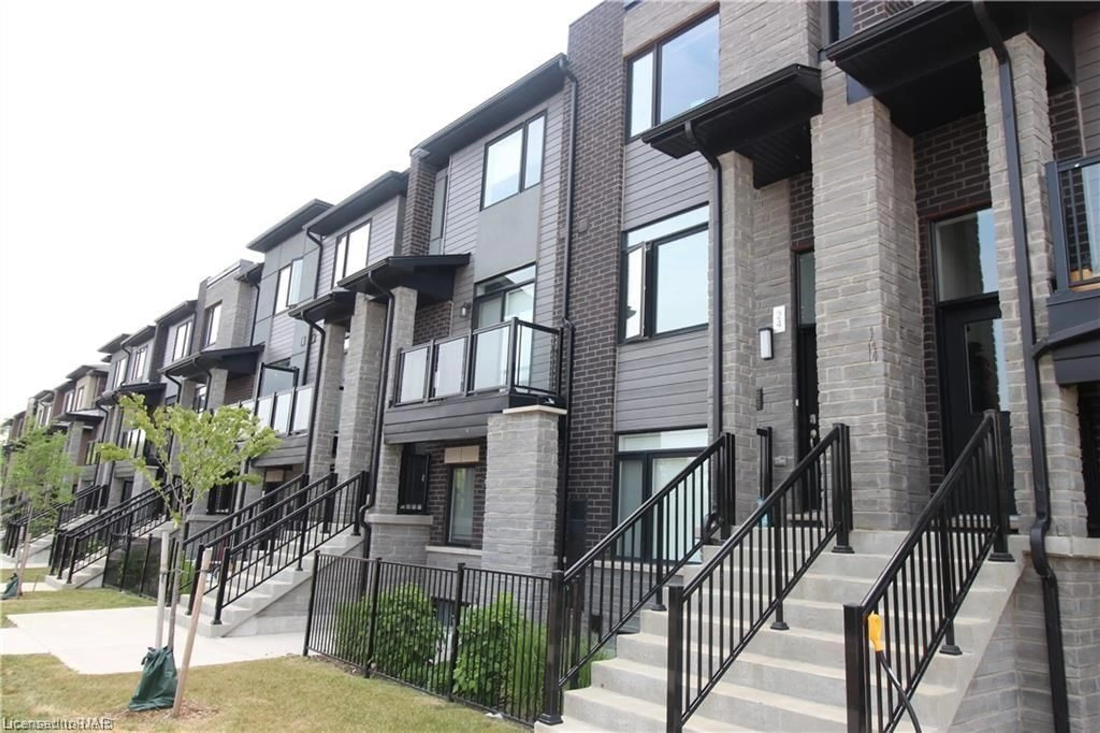 A pic from exterior of the house or condo for 590 North Service Rd #25, Hamilton Ontario L8E 0K5
