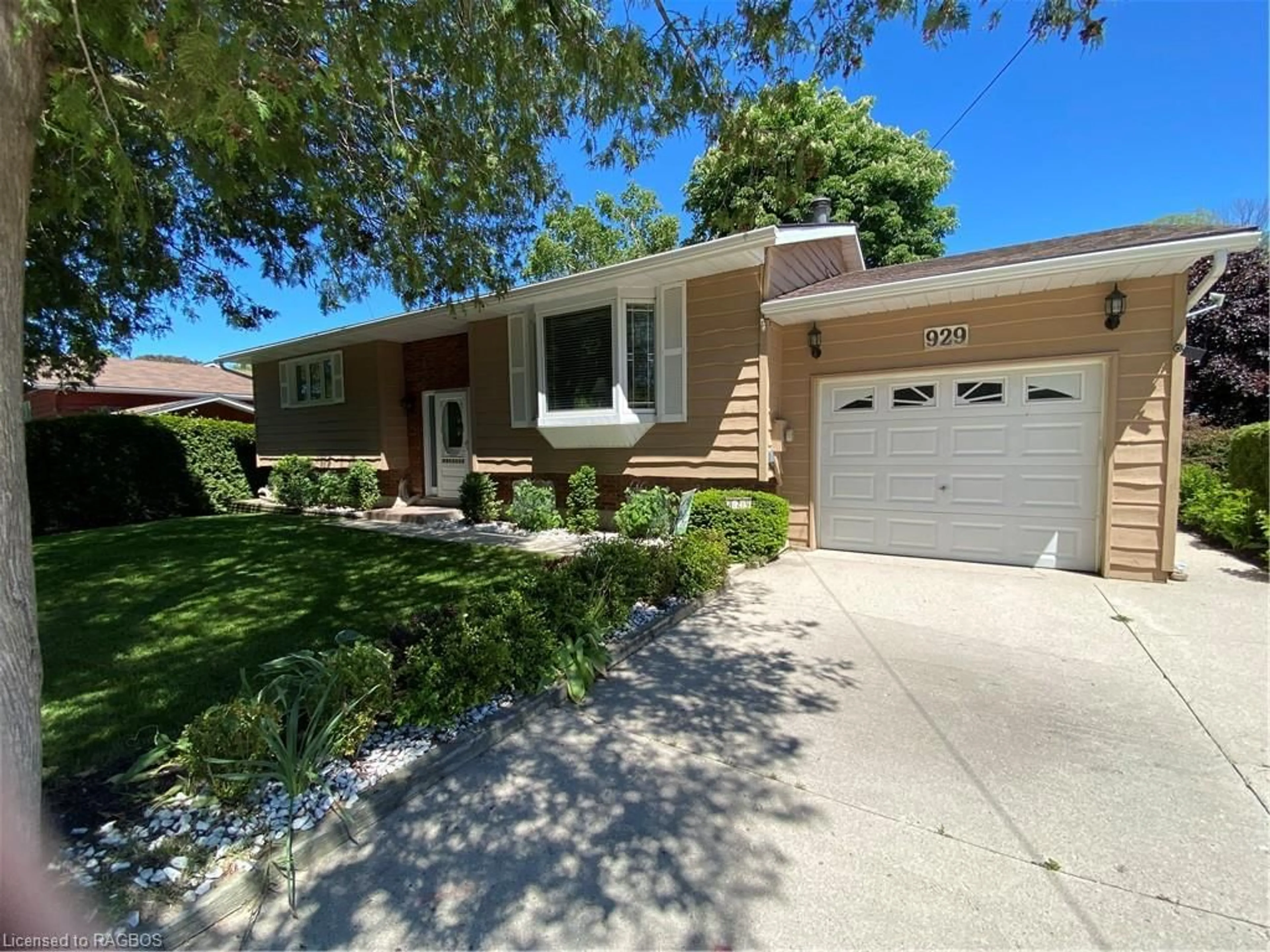 Frontside or backside of a home, the street view for 929 Saugeen St, Kincardine Ontario N2Z 1A9