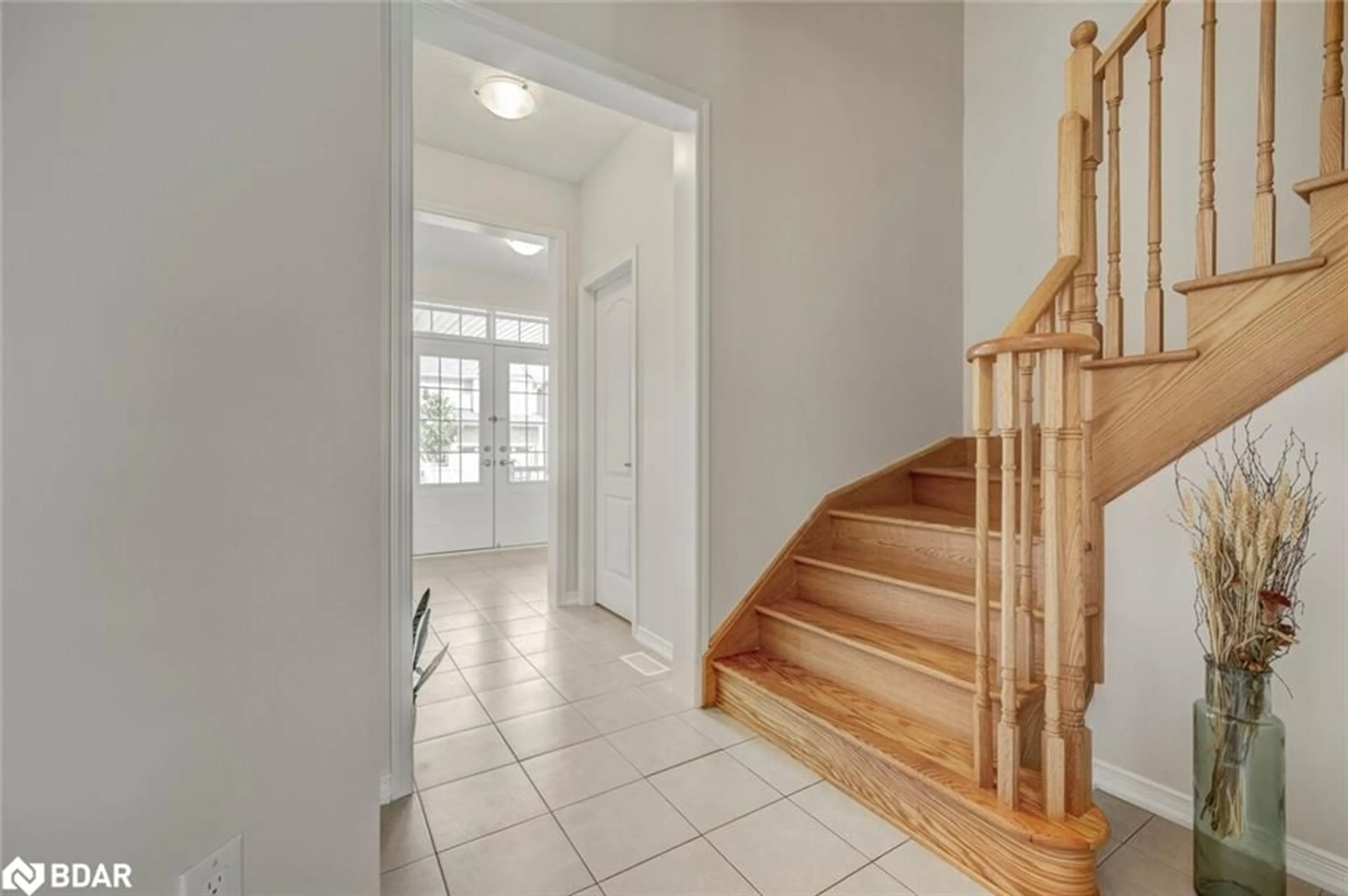 Indoor entryway for 15 Steven Dr, Thorold Ontario L3B 0G5