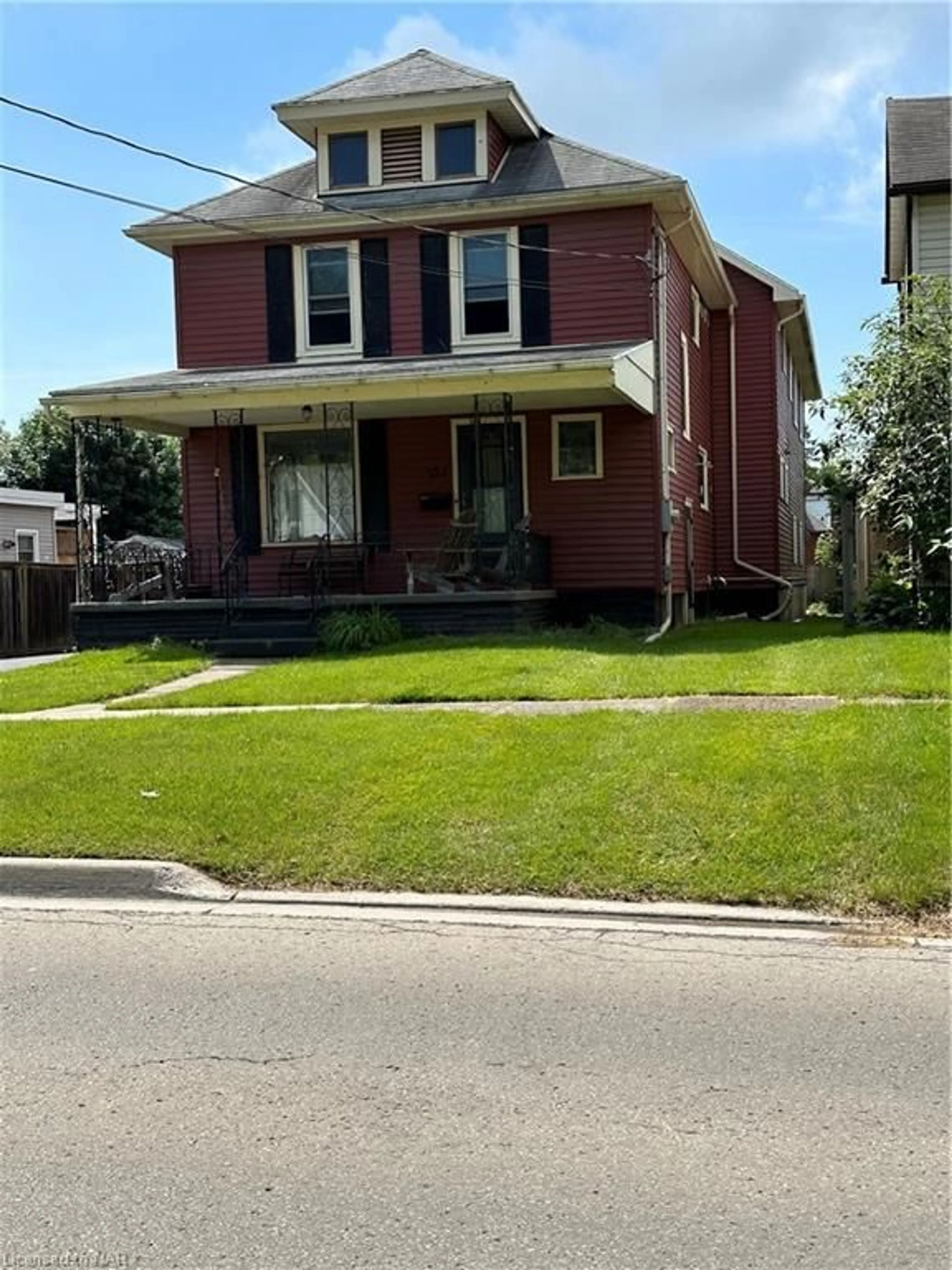 Frontside or backside of a home for 223 Phipps St, Fort Erie Ontario L2A 2V4