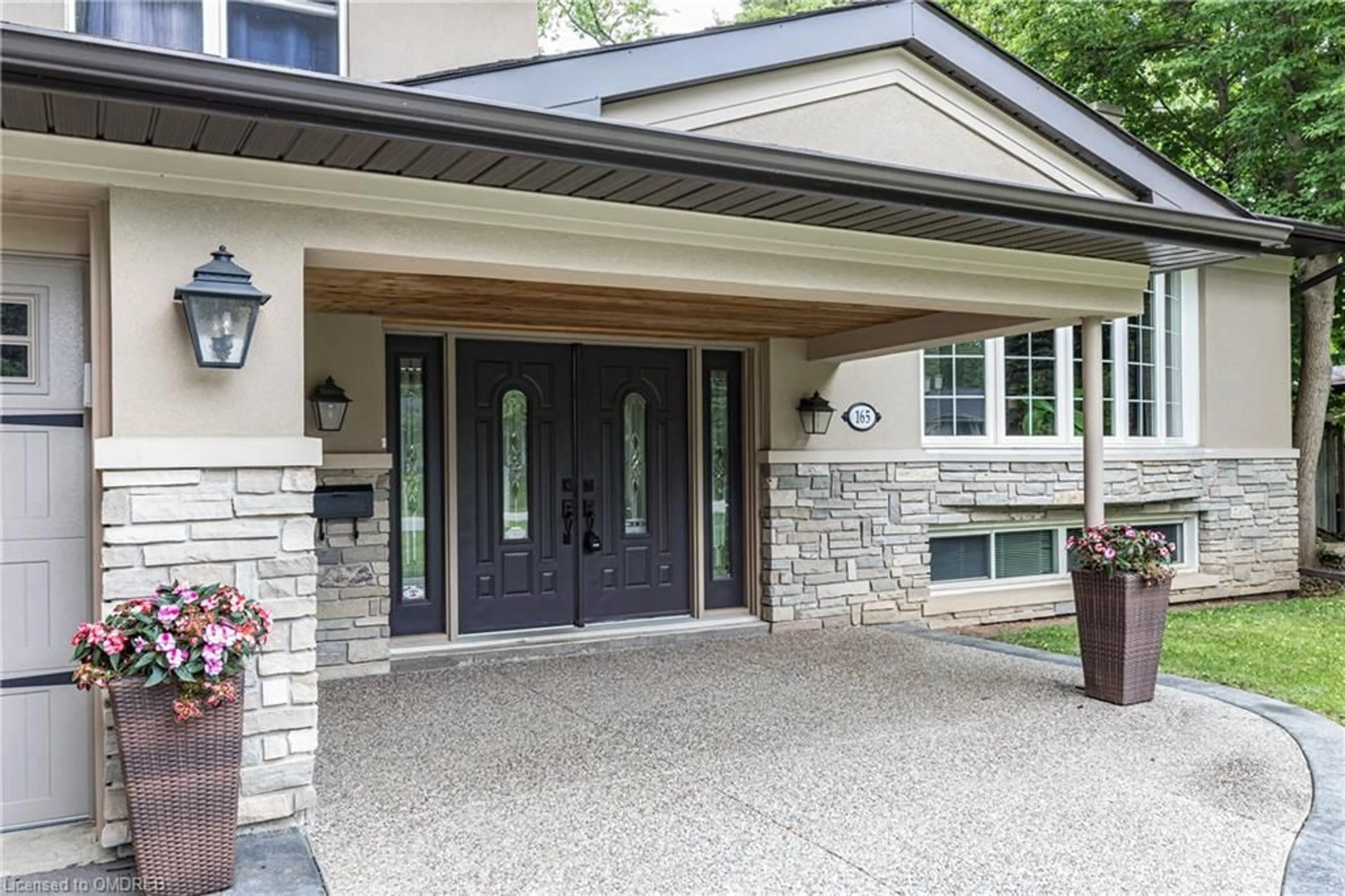 Indoor entryway, cement floor for 165 Walby Dr, Oakville Ontario L6L 4C9