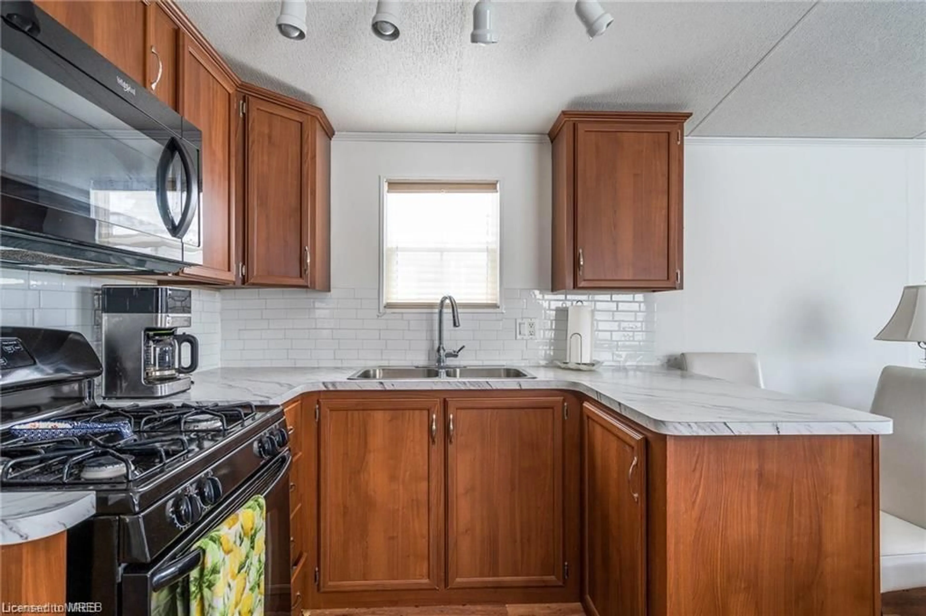 Standard kitchen for 32 Temagami Trail, Wasaga Beach Ontario L9Z 1X7