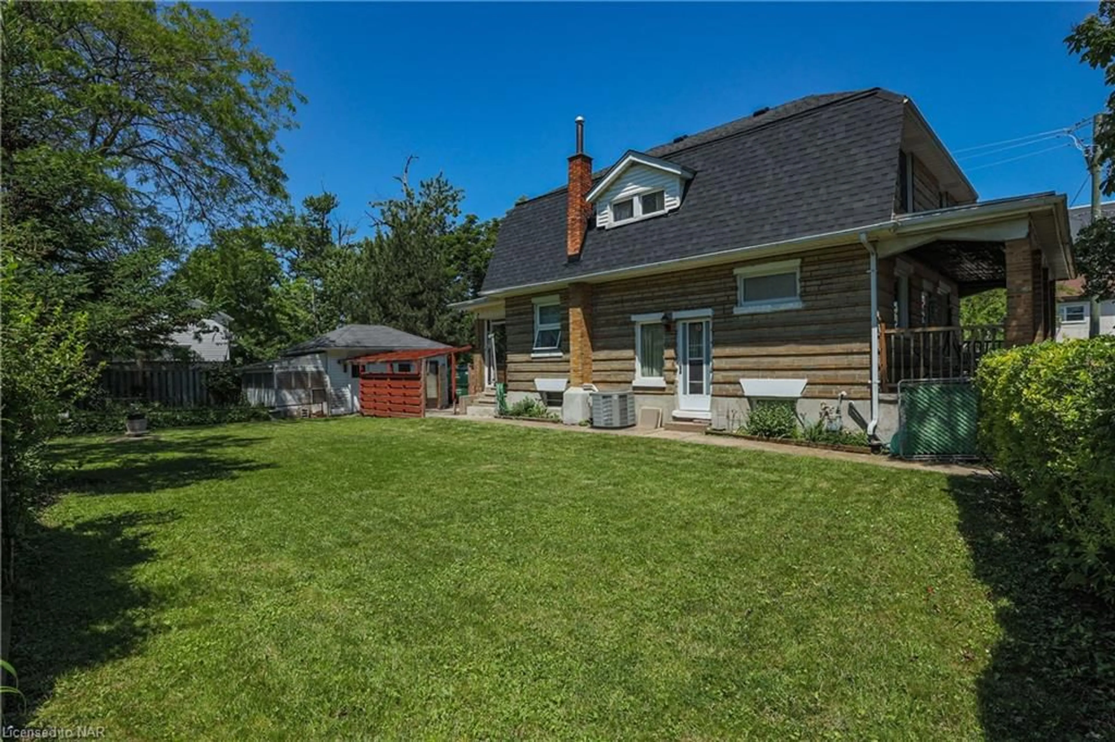 Frontside or backside of a home for 35 Pine St, Thorold Ontario L2V 3L3