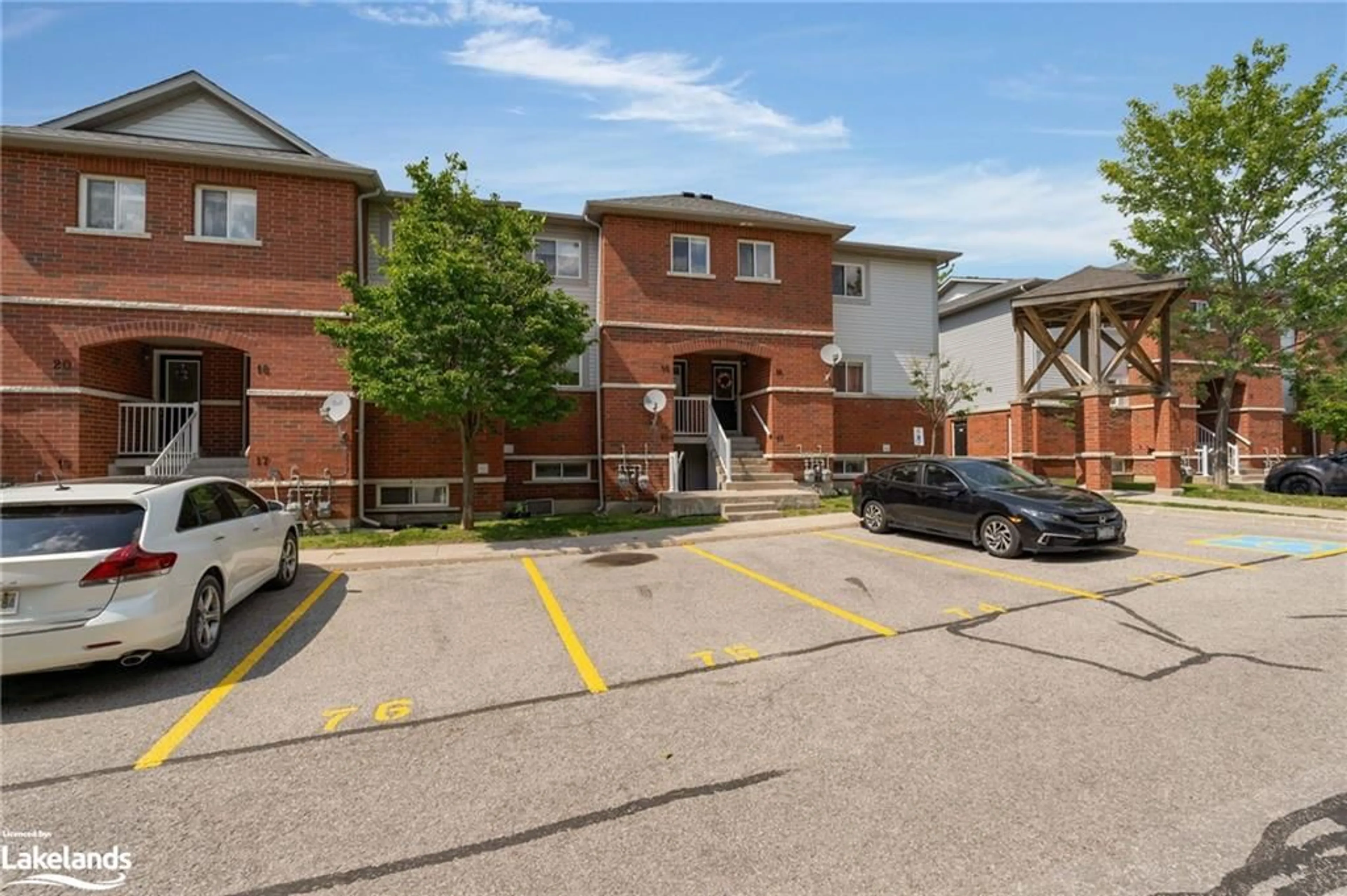 A pic from exterior of the house or condo for 235 Ferndale Dr #16, Barrie Ontario L4N 0T6